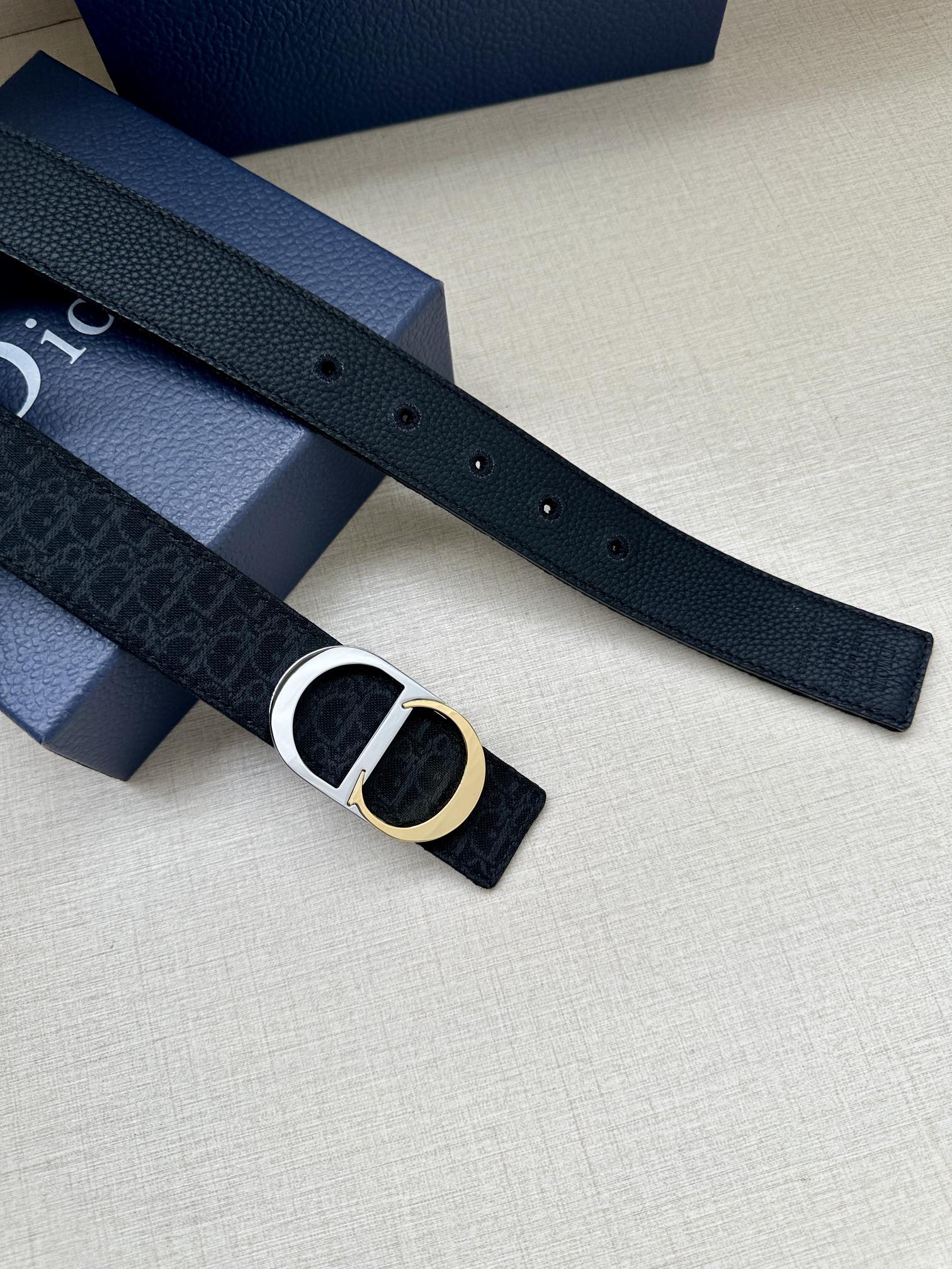  宽度3.5cm 这款腰带扣是 Dior 新款单品，延续经典设计，饰以 CD Icon 标志。光金和白色