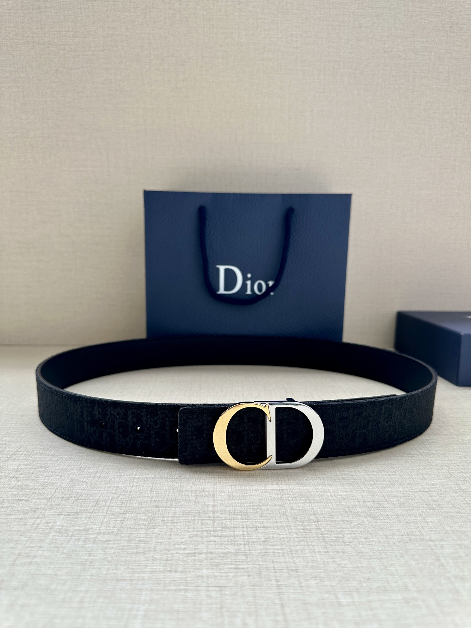  宽度3.5cm 这款腰带扣是 Dior 新款单品，延续经典设计，饰以 CD Icon 标志。光金和白色
