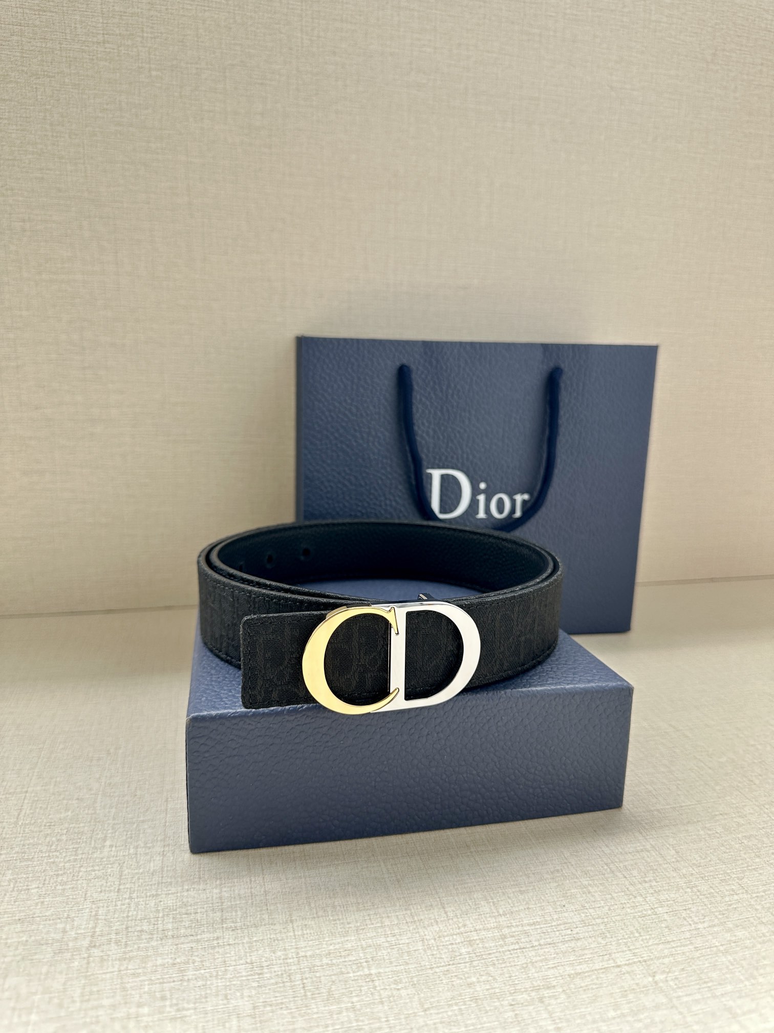  宽度3.5cm 这款腰带扣是 Dior 新款单品，延续经典设计，饰以 CD Icon 标志。光金和白色