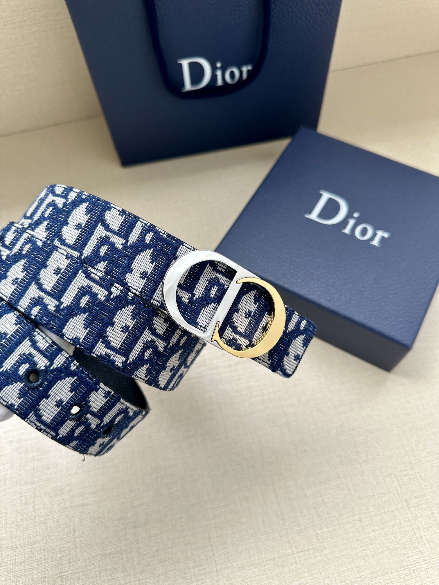  宽度3.5cm 这款腰带扣是 Dior 新款单品，延续经典设计，饰以 CD Icon 标志。光金和白色