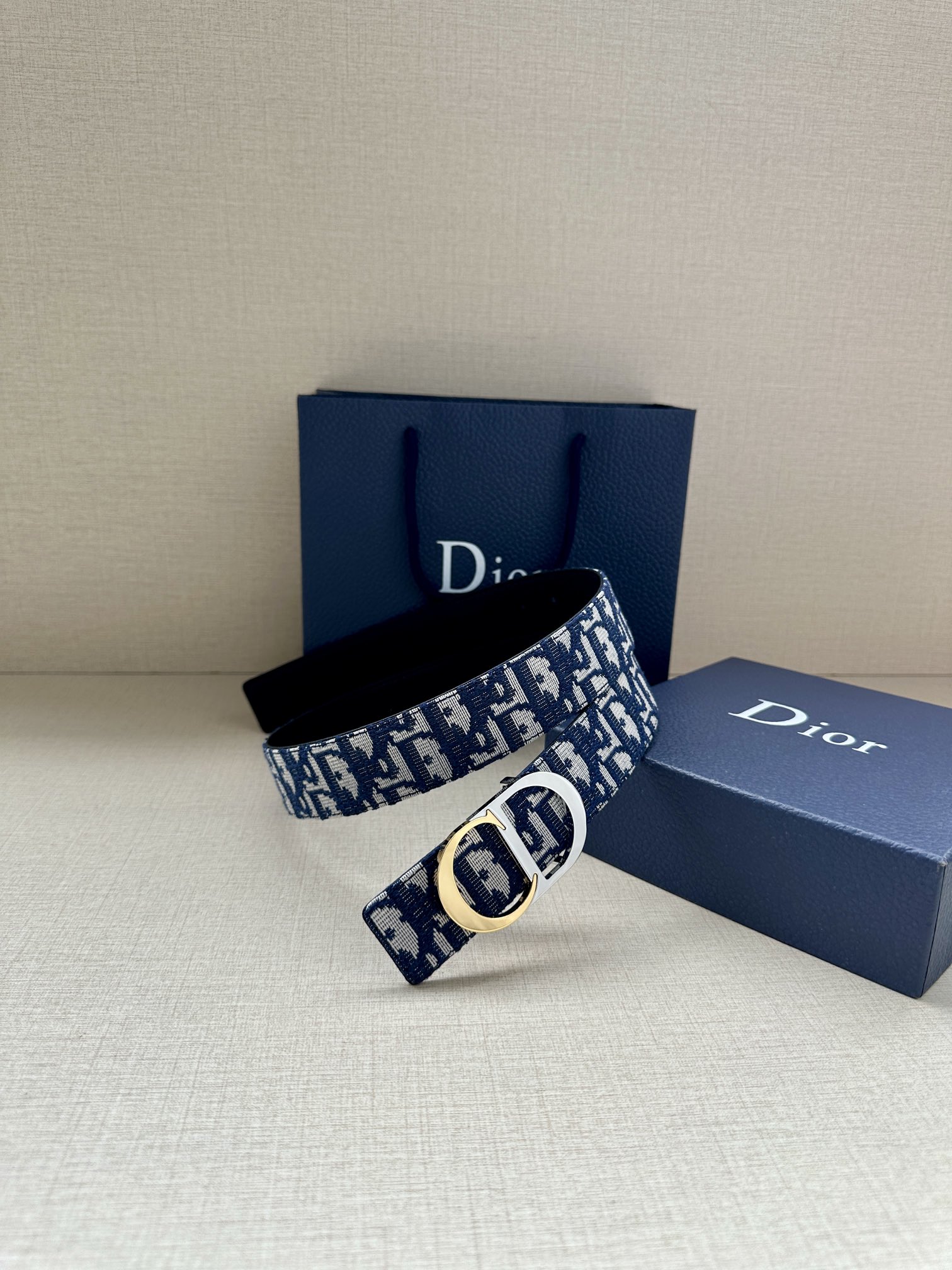  宽度3.5cm 这款腰带扣是 Dior 新款单品，延续经典设计，饰以 CD Icon 标志。光金和白色