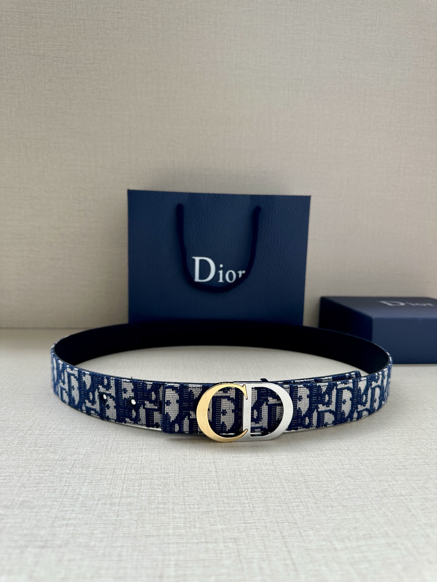  宽度3.5cm 这款腰带扣是 Dior 新款单品，延续经典设计，饰以 CD Icon 标志。光金和白色