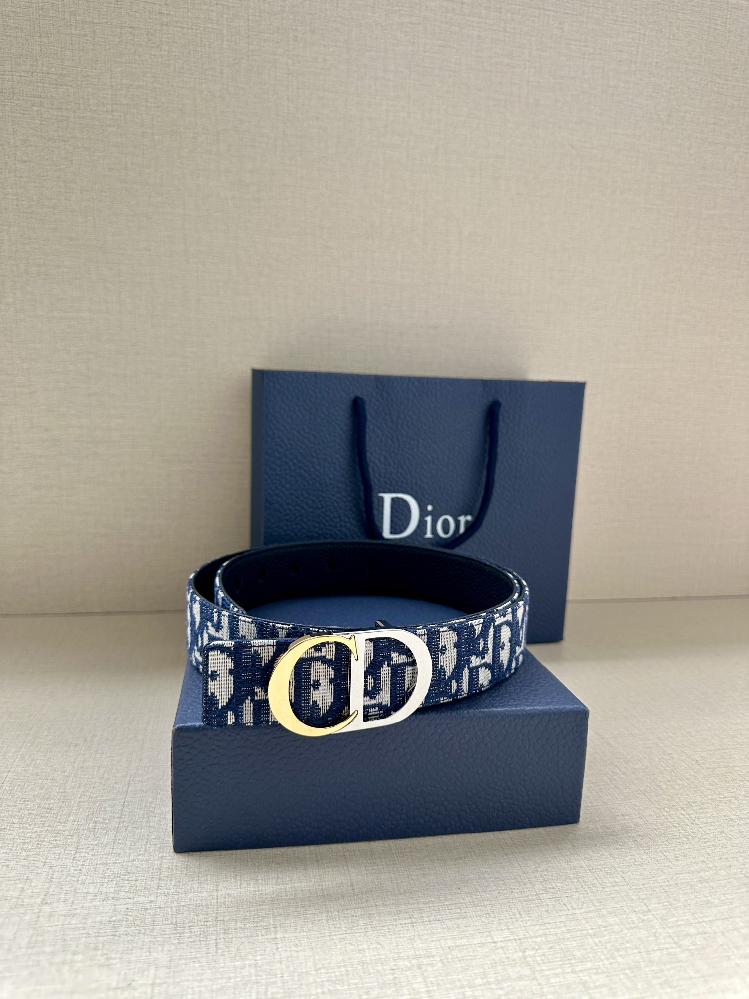  宽度3.5cm 这款腰带扣是 Dior 新款单品，延续经典设计，饰以 CD Icon 标志。光金和白色