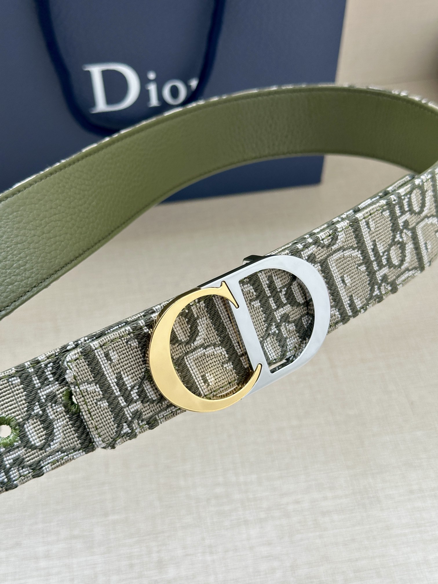  宽度3.5cm 这款腰带扣是 Dior 新款单品，延续经典设计，饰以 CD Icon 标志。光金和白色
