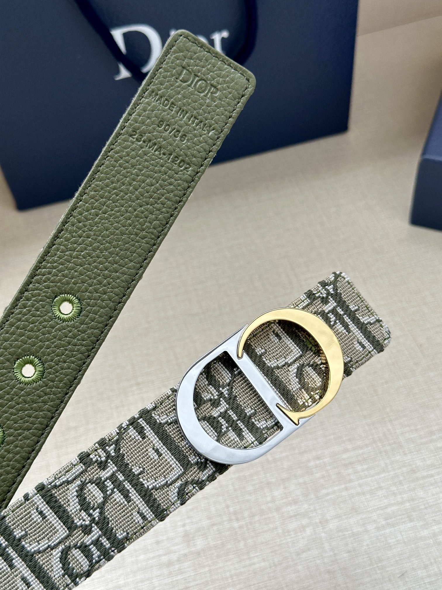  宽度3.5cm 这款腰带扣是 Dior 新款单品，延续经典设计，饰以 CD Icon 标志。光金和白色