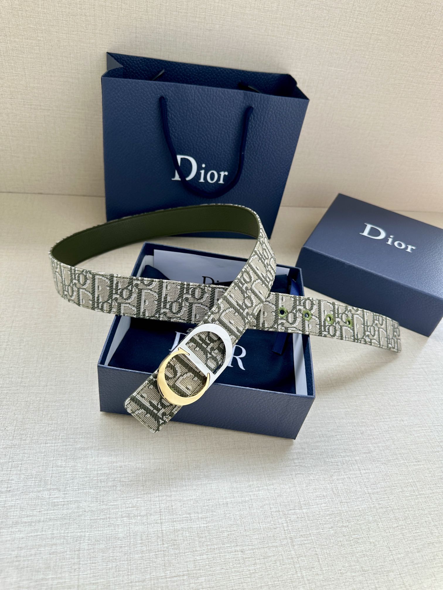  宽度3.5cm 这款腰带扣是 Dior 新款单品，延续经典设计，饰以 CD Icon 标志。光金和白色
