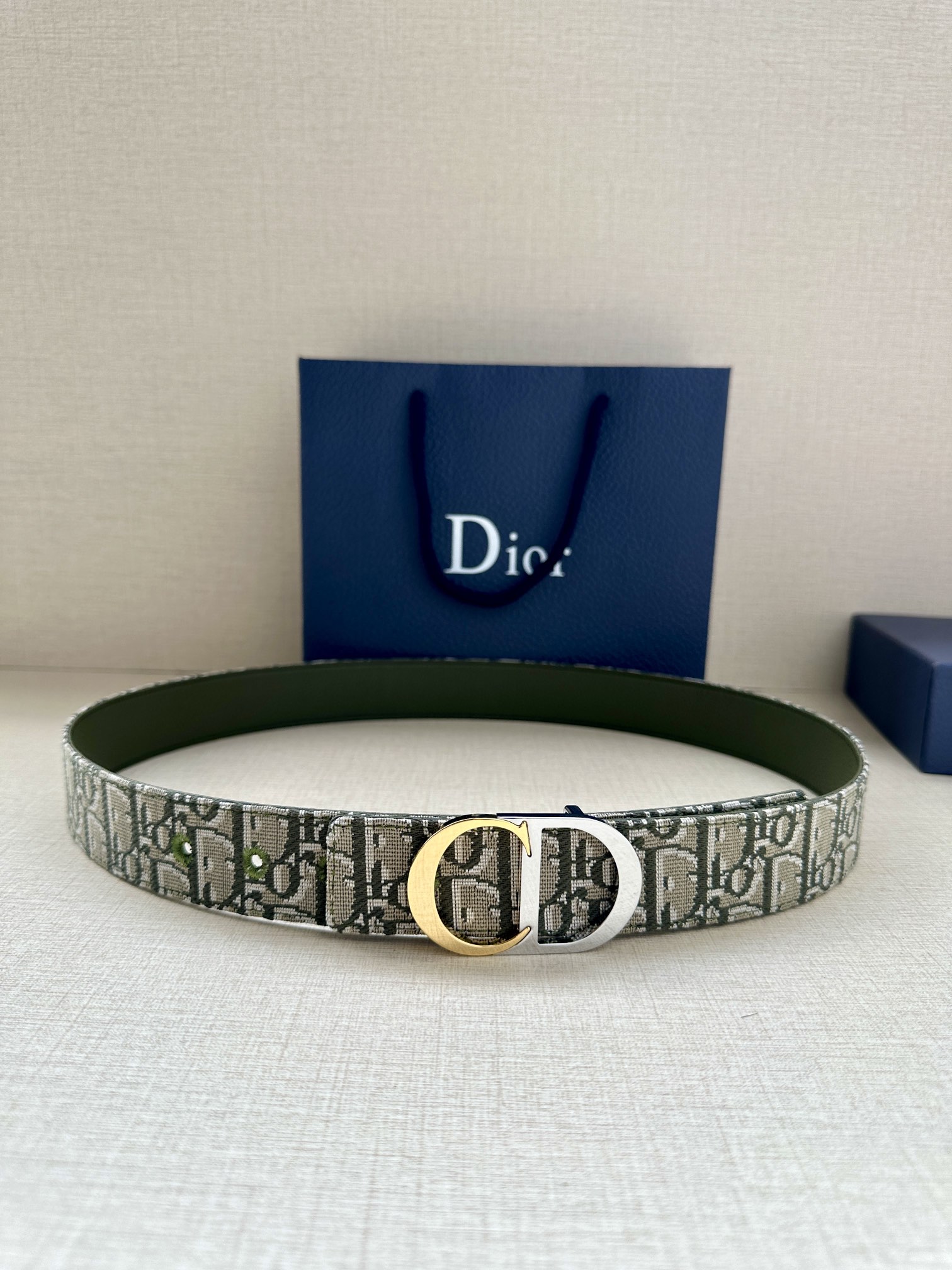 宽度3.5cm 这款腰带扣是 Dior 新款单品，延续经典设计，饰以 CD Icon 标志。光金和白色