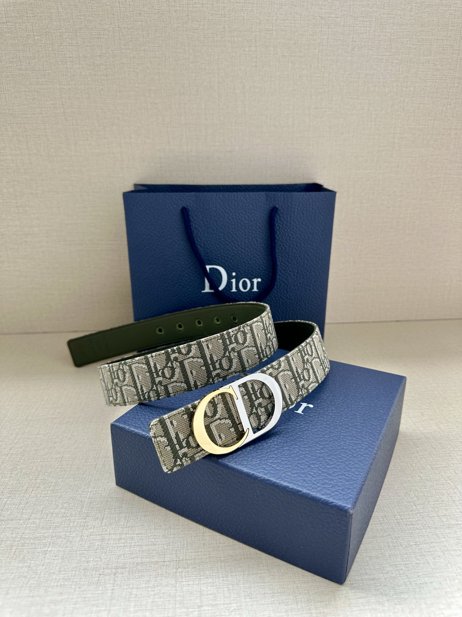  宽度3.5cm 这款腰带扣是 Dior 新款单品，延续经典设计，饰以 CD Icon 标志。光金和白色