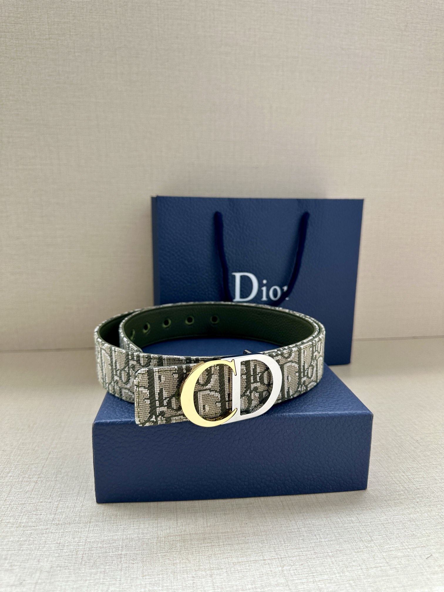  宽度3.5cm 这款腰带扣是 Dior 新款单品，延续经典设计，饰以 CD Icon 标志。光金和白色
