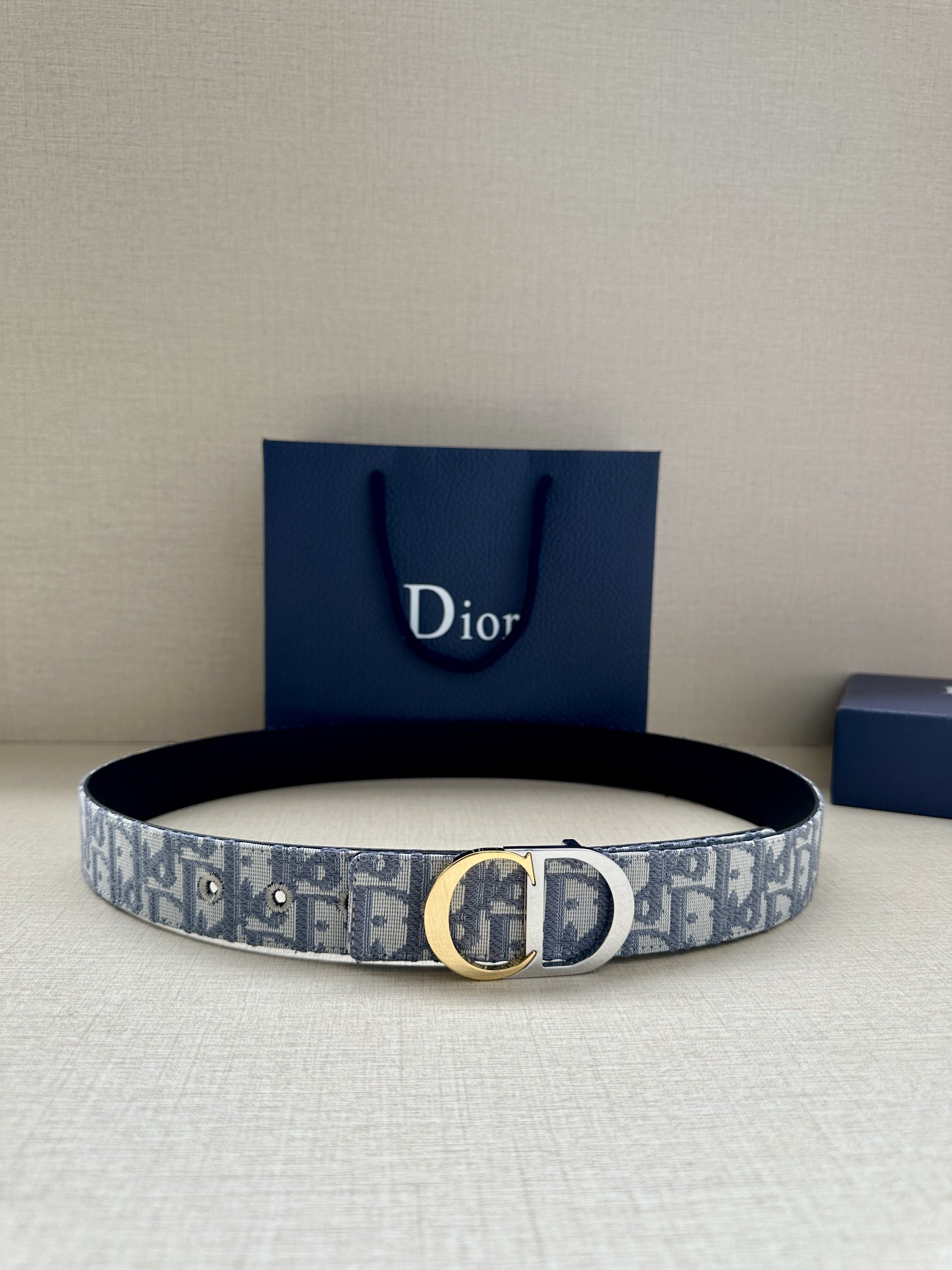  宽度3.5cm 这款腰带扣是 Dior 新款单品，延续经典设计，饰以 CD Icon 标志。光金和白色