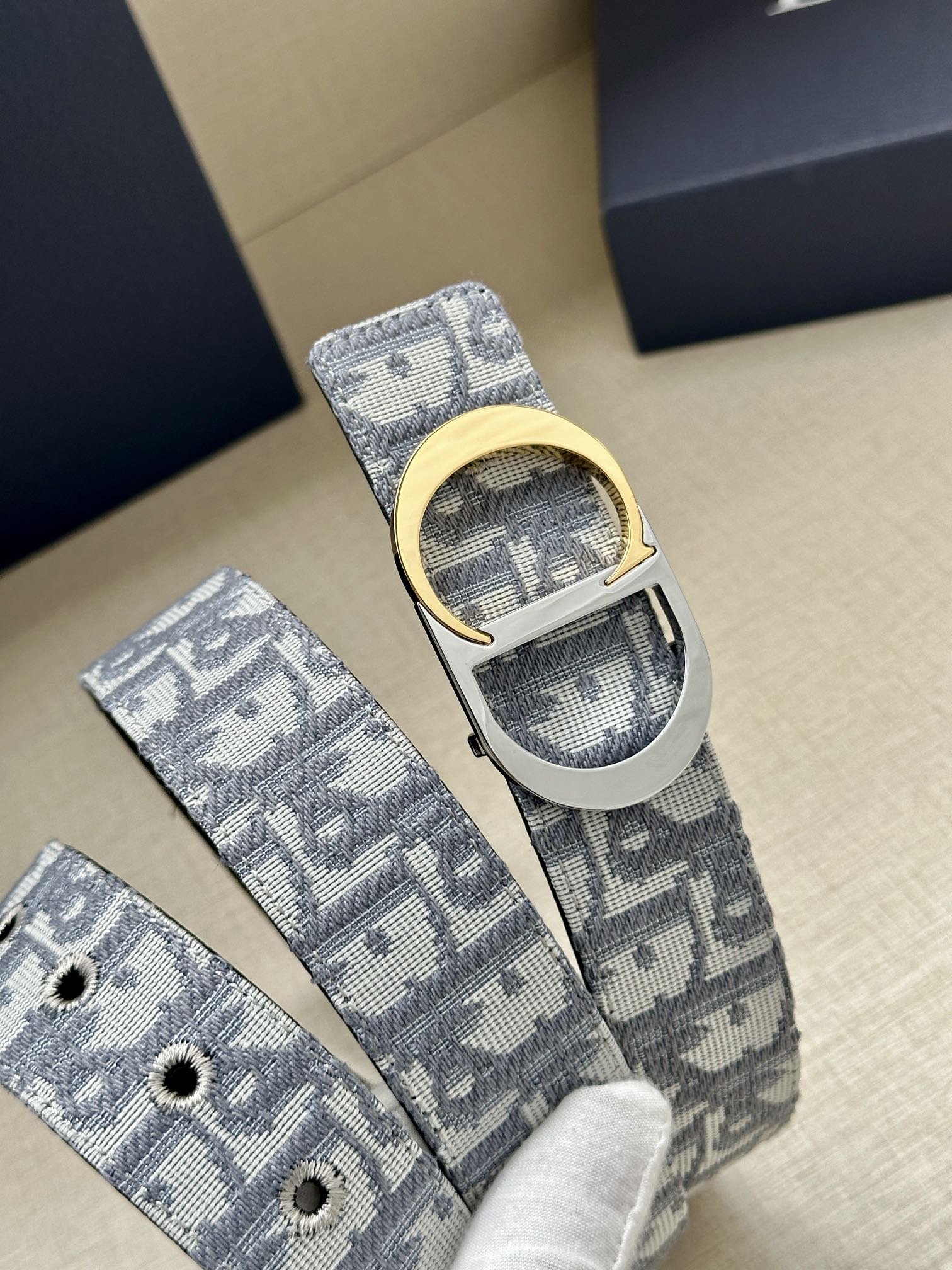  宽度3.5cm 这款腰带扣是 Dior 新款单品，延续经典设计，饰以 CD Icon 标志。光金和白色