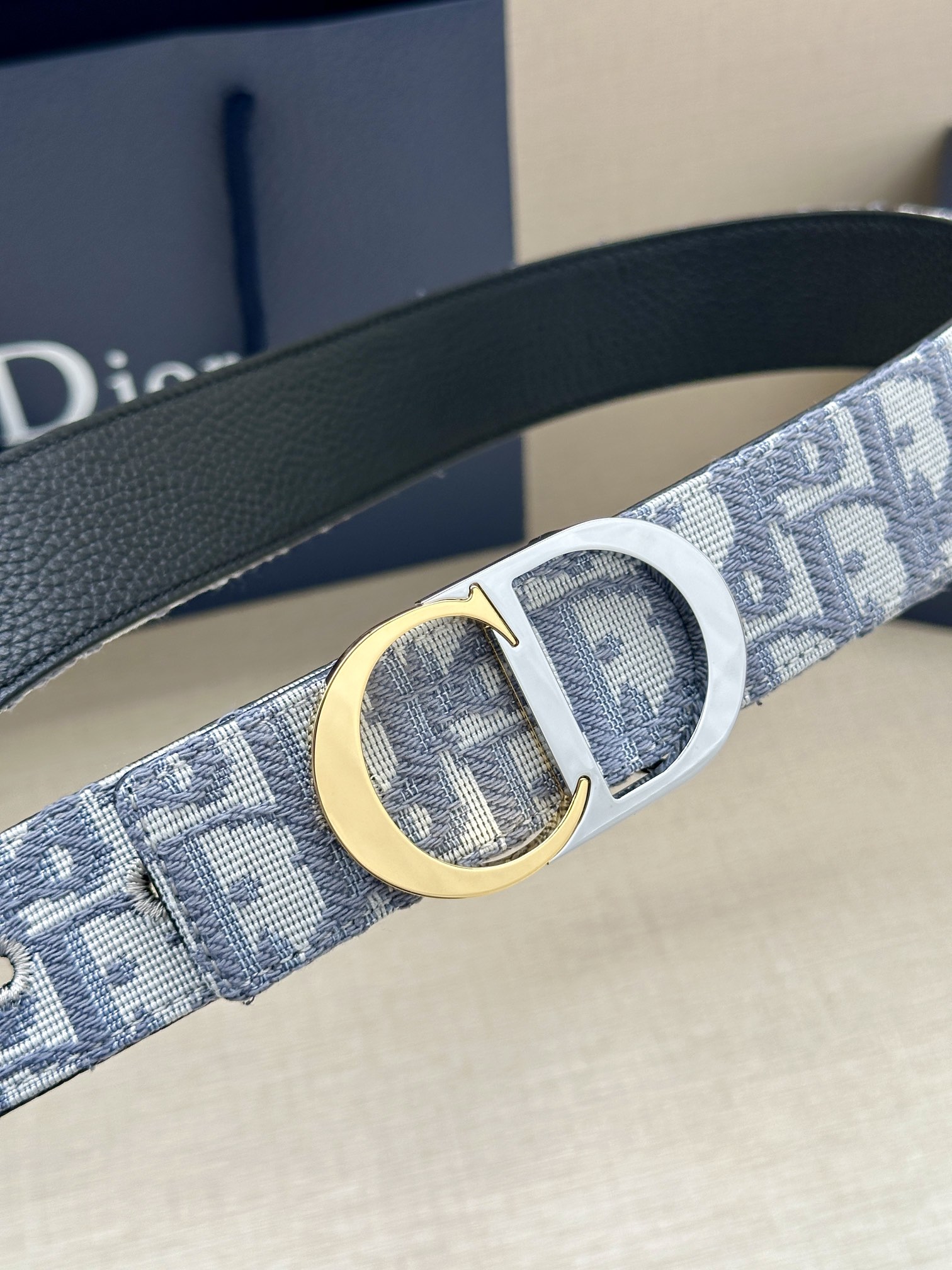  宽度3.5cm 这款腰带扣是 Dior 新款单品，延续经典设计，饰以 CD Icon 标志。光金和白色