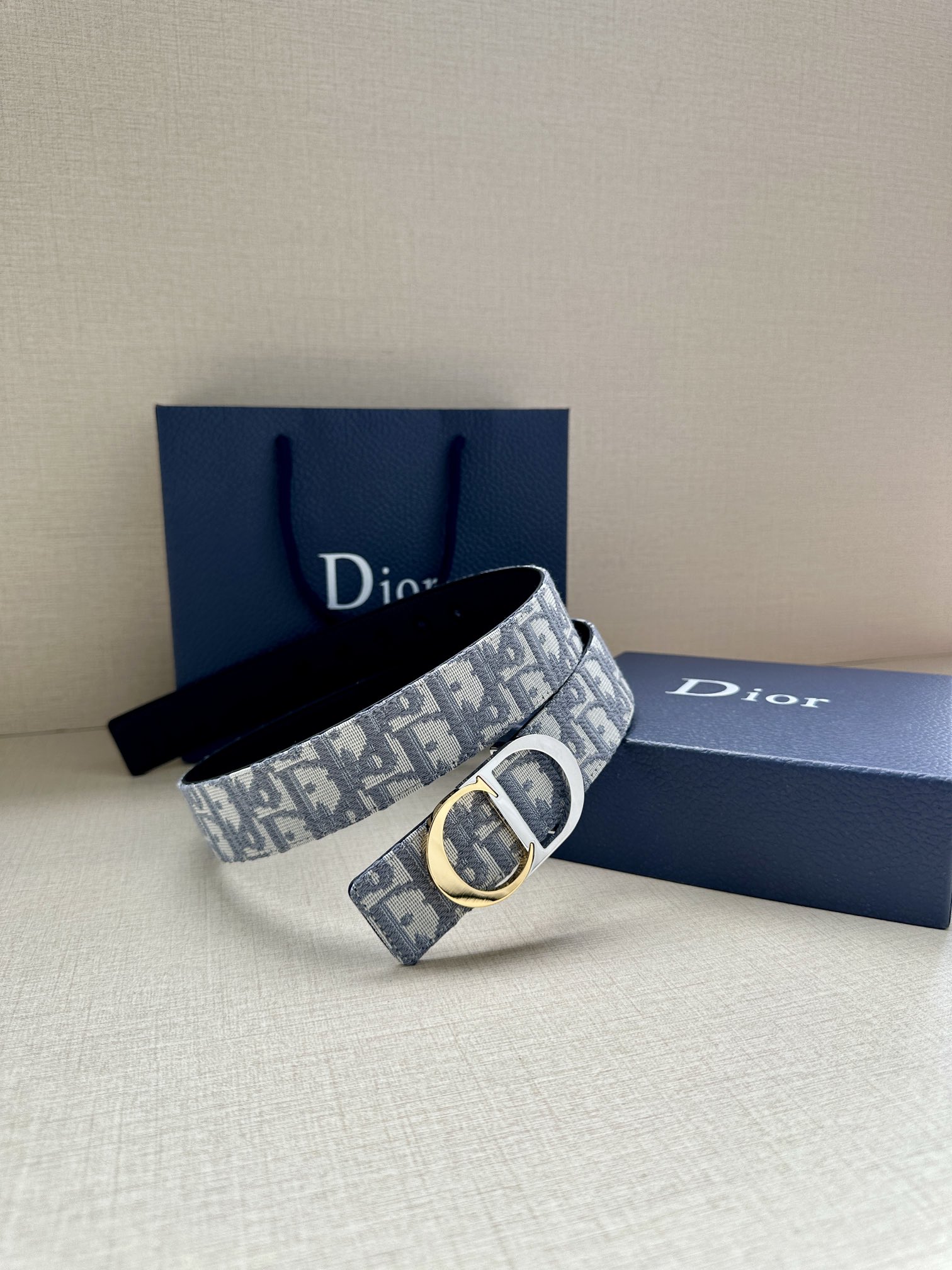 宽度3.5cm 这款腰带扣是 Dior 新款单品，延续经典设计，饰以 CD Icon 标志。光金和白色