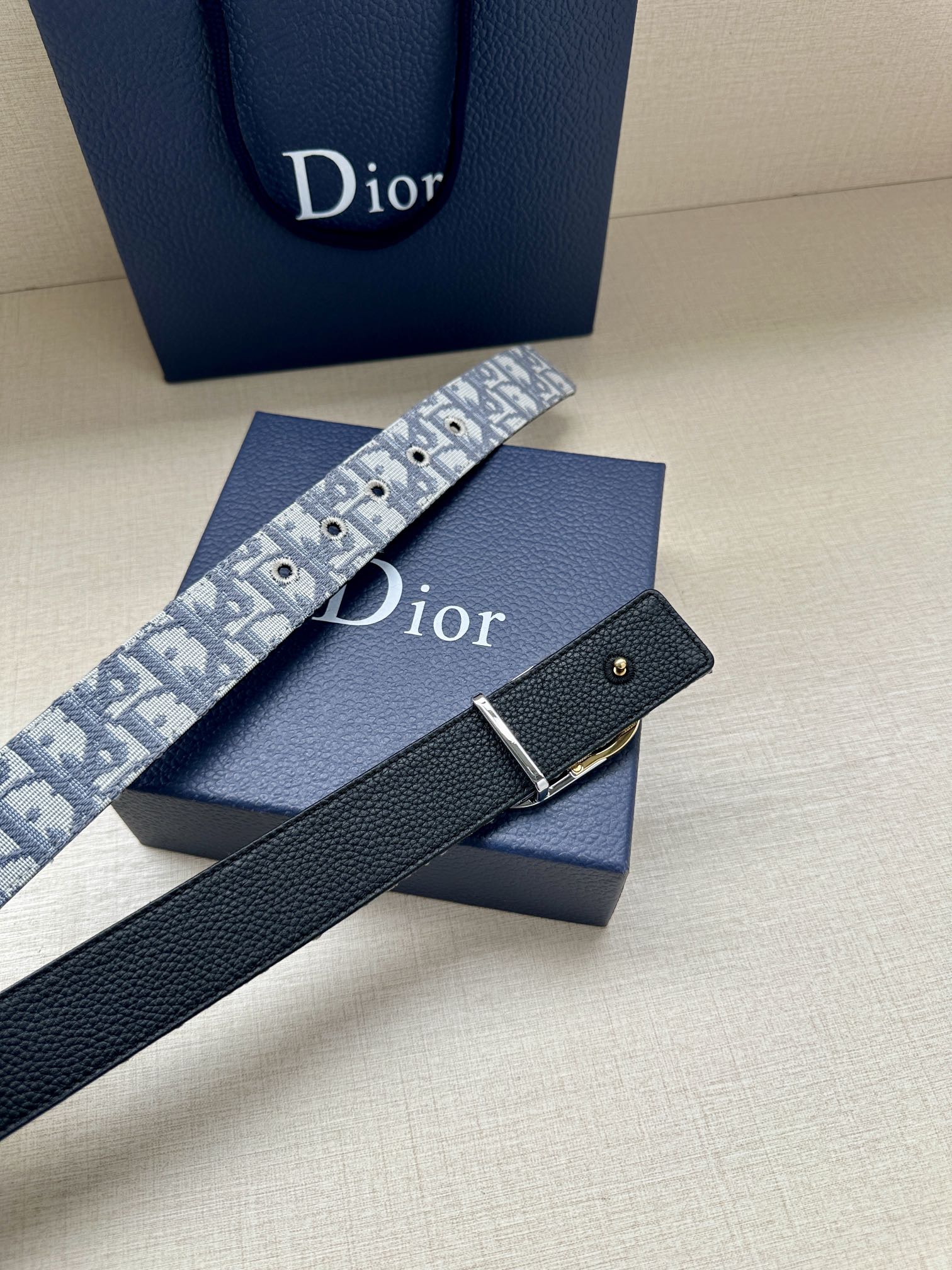  宽度3.5cm 这款腰带扣是 Dior 新款单品，延续经典设计，饰以 CD Icon 标志。光金和白色