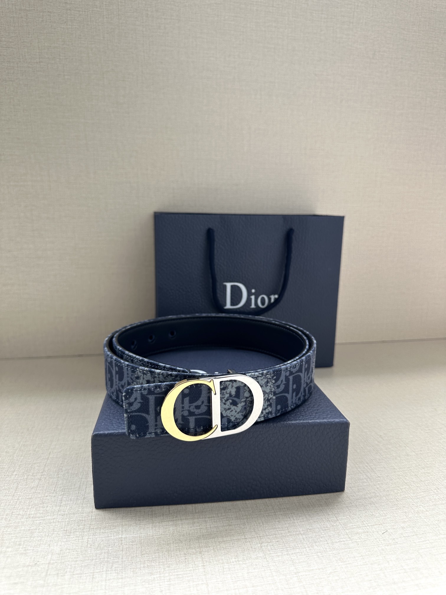  宽度3.5cm 这款腰带扣是 Dior 新款单品，延续经典设计，饰以 CD Icon 标志。光金和白色