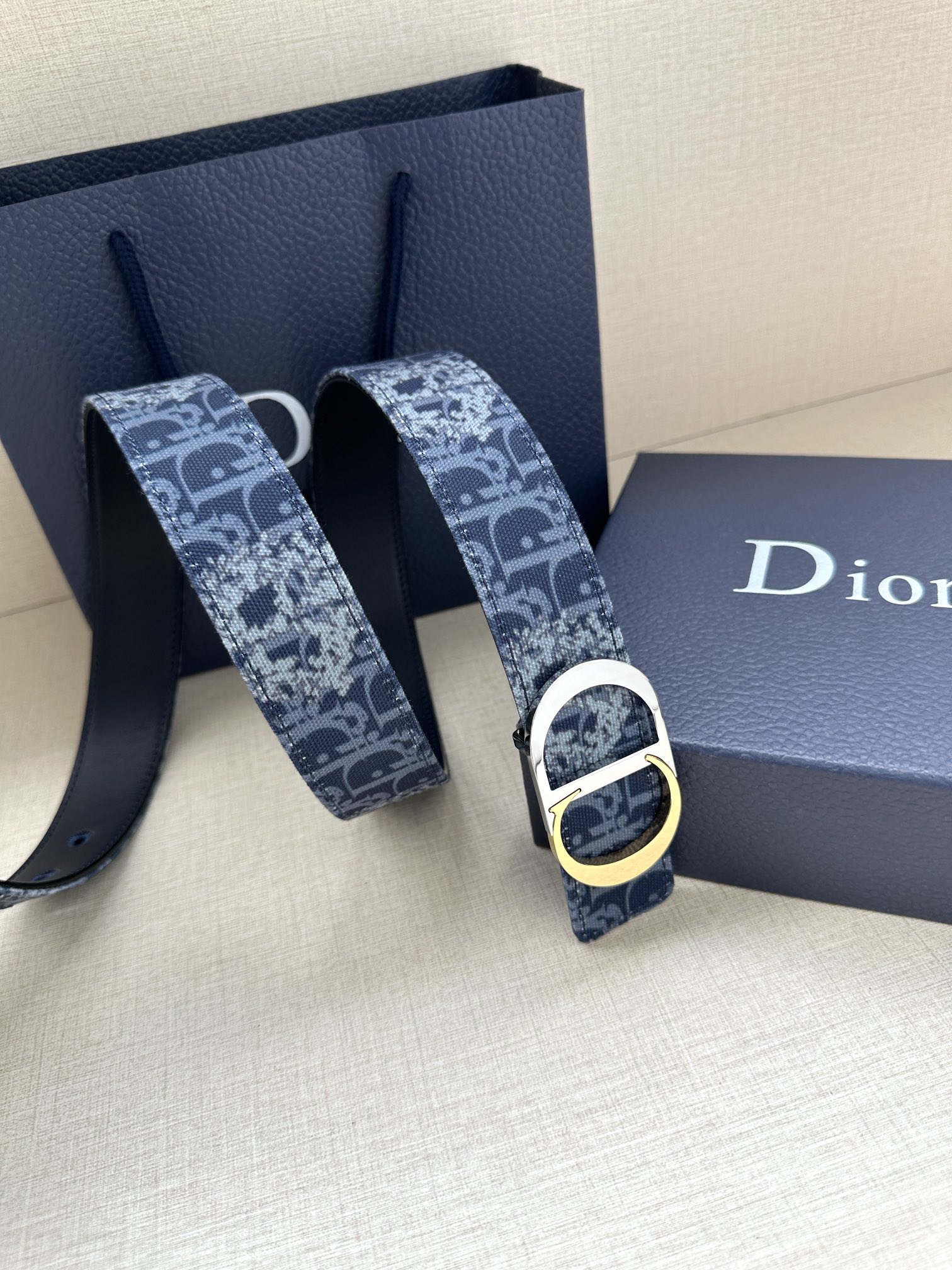  宽度3.5cm 这款腰带扣是 Dior 新款单品，延续经典设计，饰以 CD Icon 标志。光金和白色
