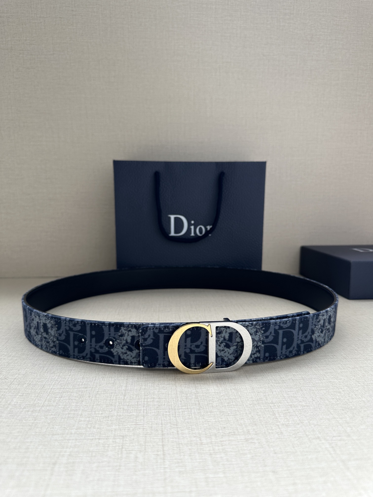  宽度3.5cm 这款腰带扣是 Dior 新款单品，延续经典设计，饰以 CD Icon 标志。光金和白色