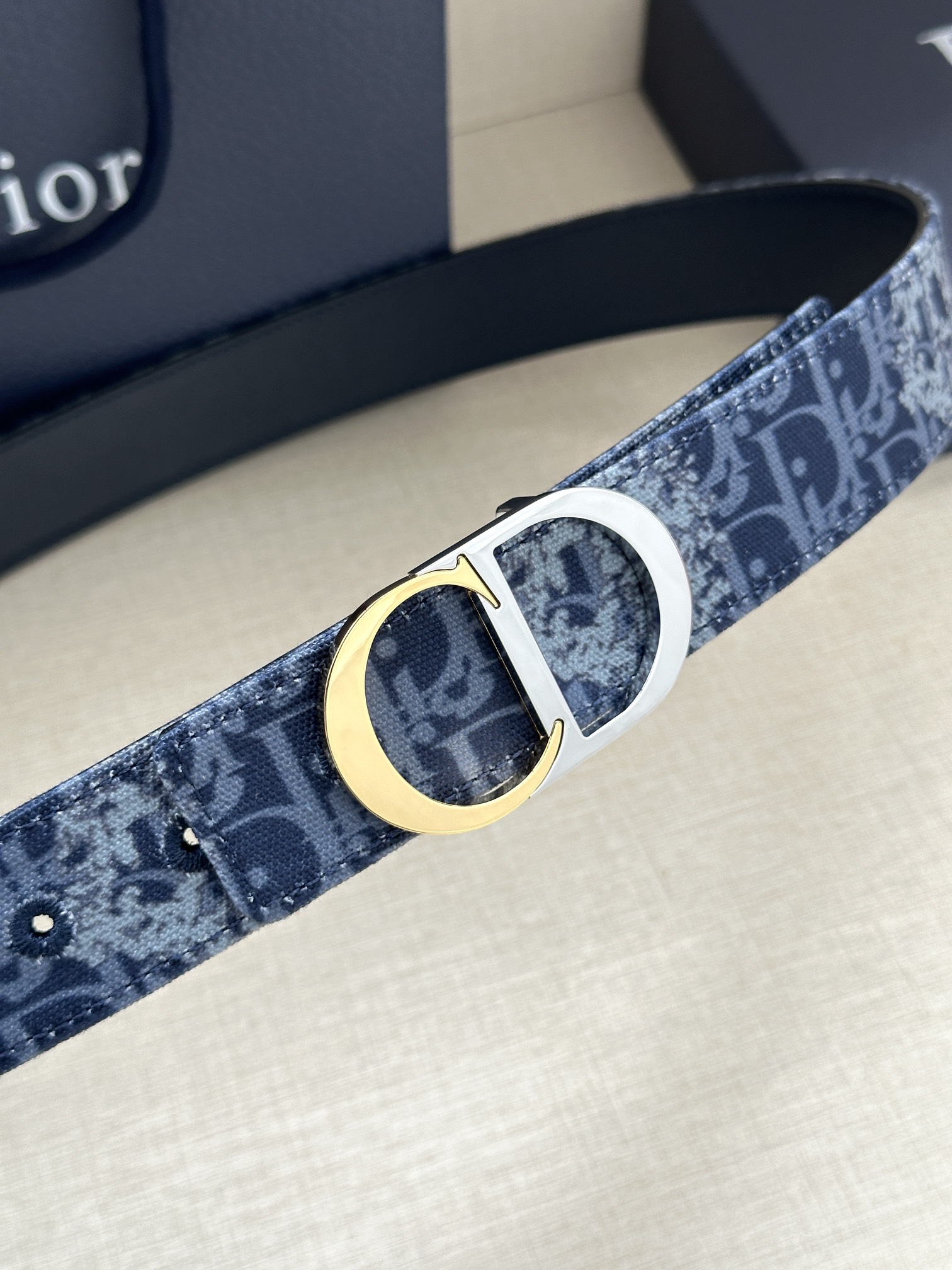  宽度3.5cm 这款腰带扣是 Dior 新款单品，延续经典设计，饰以 CD Icon 标志。光金和白色