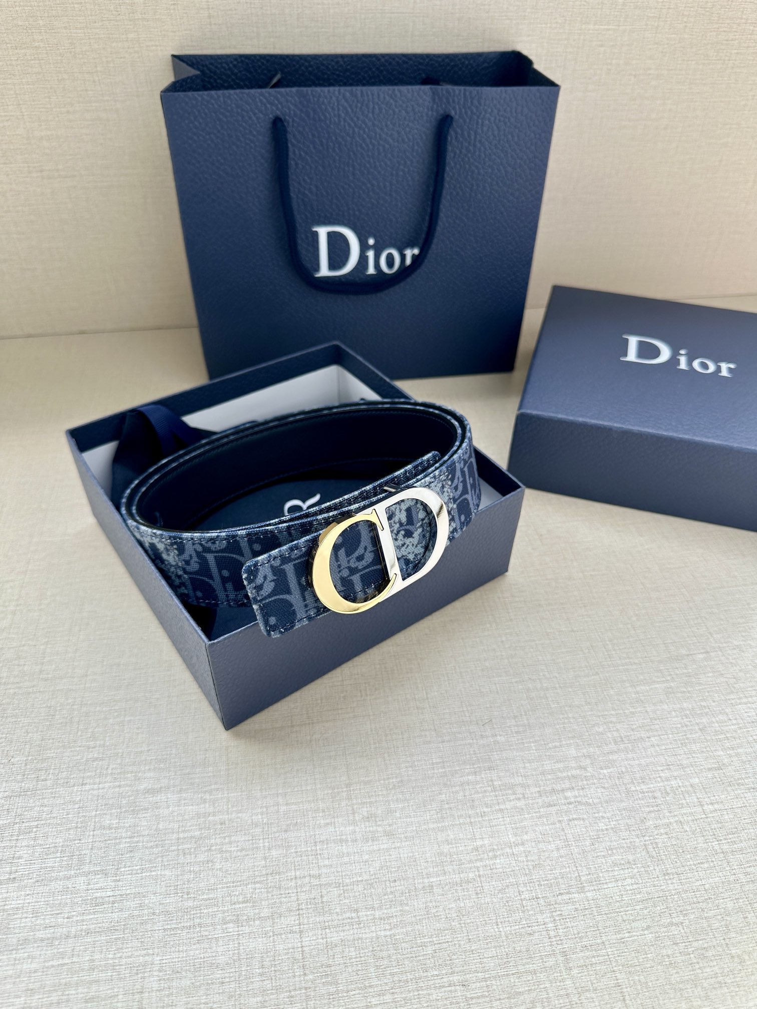  宽度3.5cm 这款腰带扣是 Dior 新款单品，延续经典设计，饰以 CD Icon 标志。光金和白色