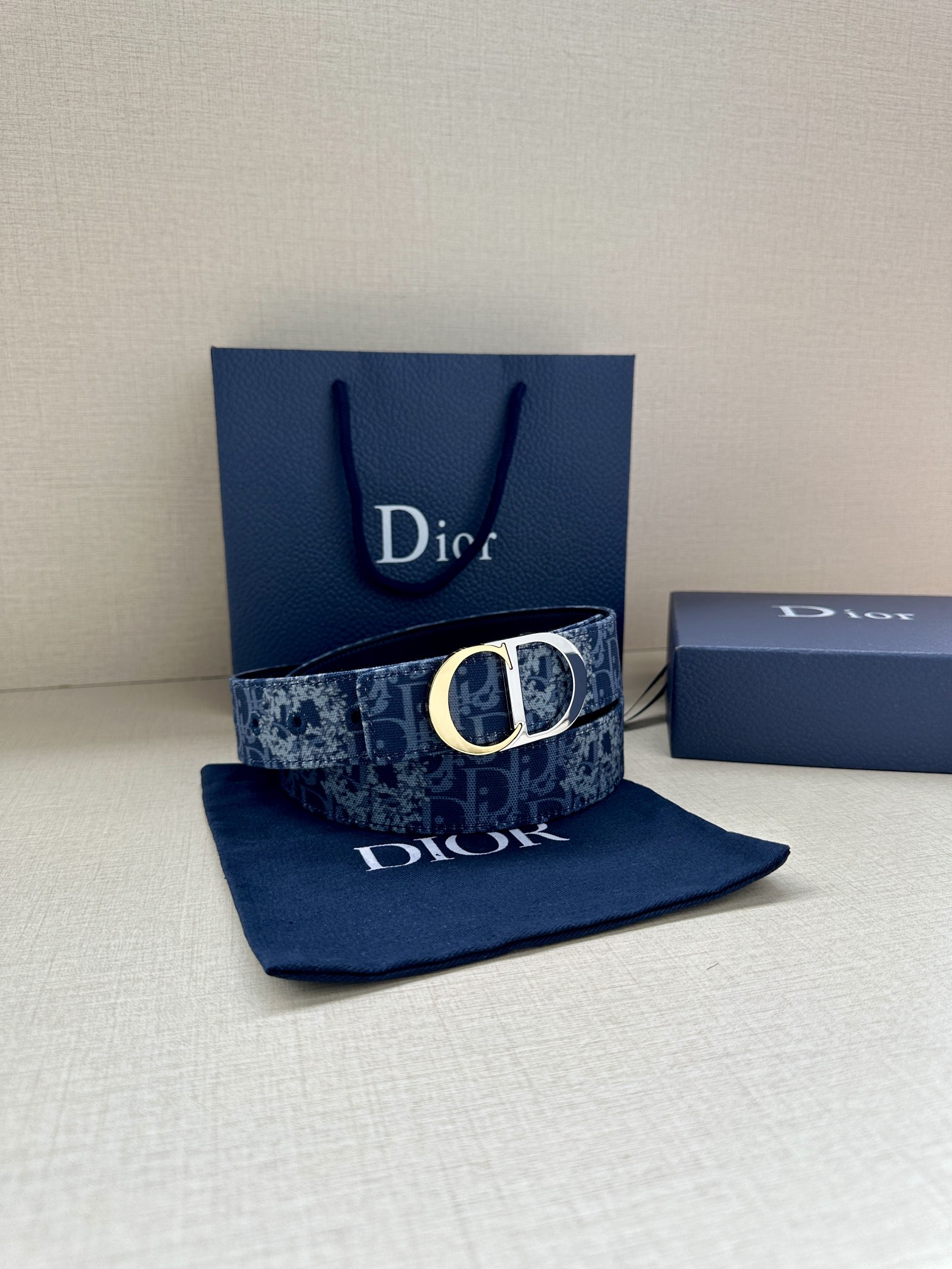  宽度3.5cm 这款腰带扣是 Dior 新款单品，延续经典设计，饰以 CD Icon 标志。光金和白色