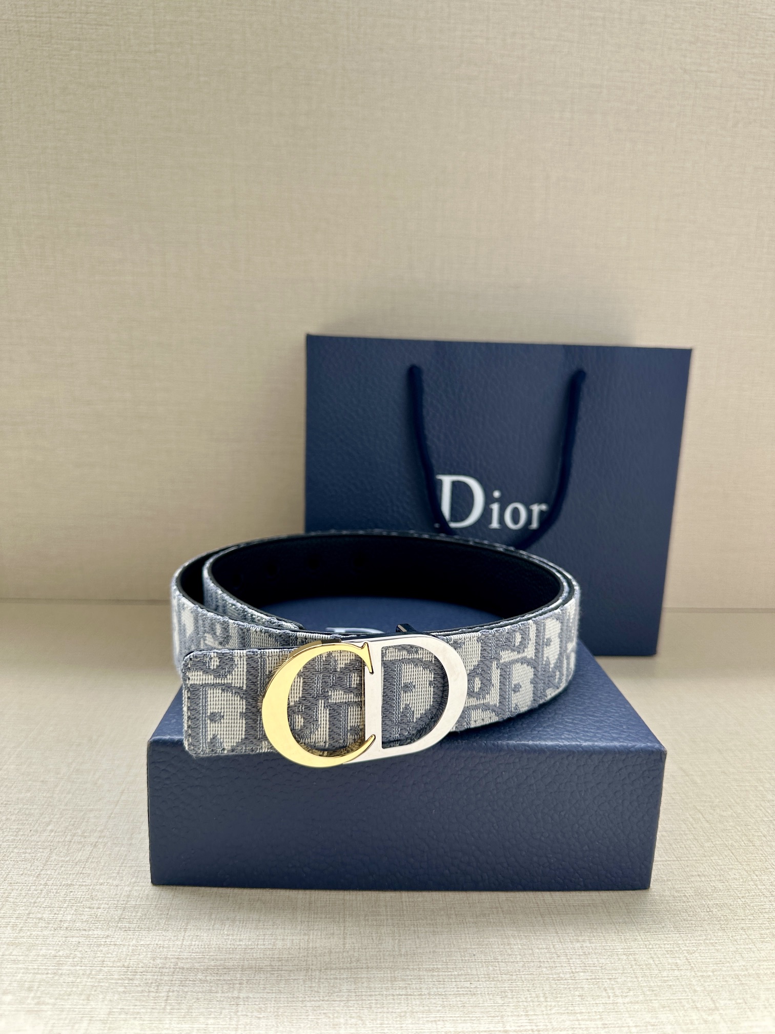  宽度3.5cm 这款腰带扣是 Dior 新款单品，延续经典设计，饰以 CD Icon 标志。光金和白色