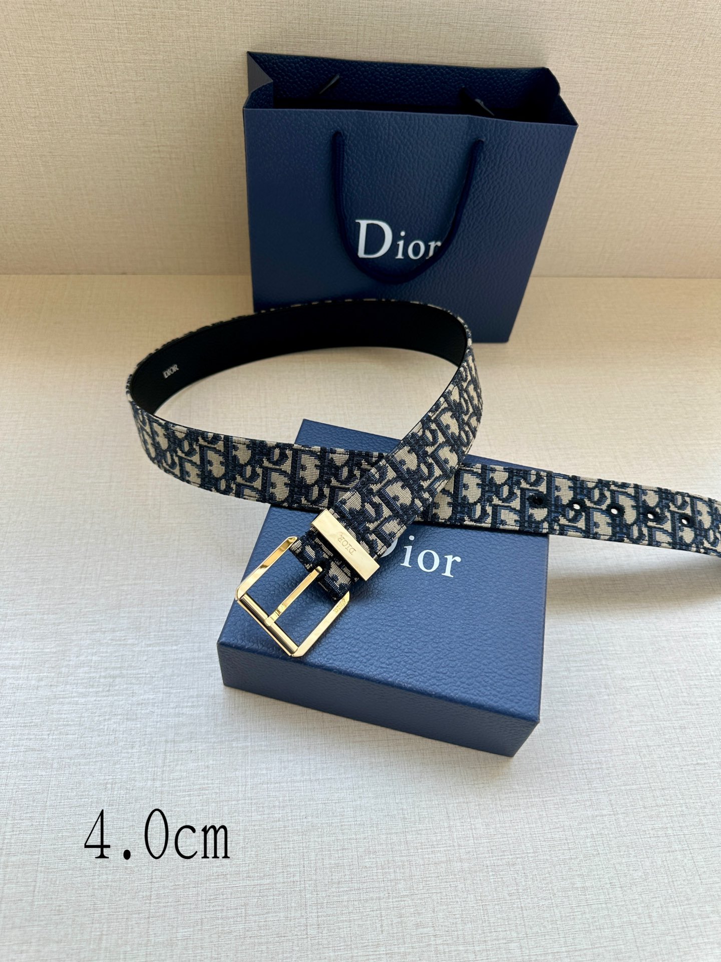  宽度4.0cm 这款腰带采用黑色 Oblique 印花面料精心制作，搭配黑色粒面牛皮革里料，饰以金属覆