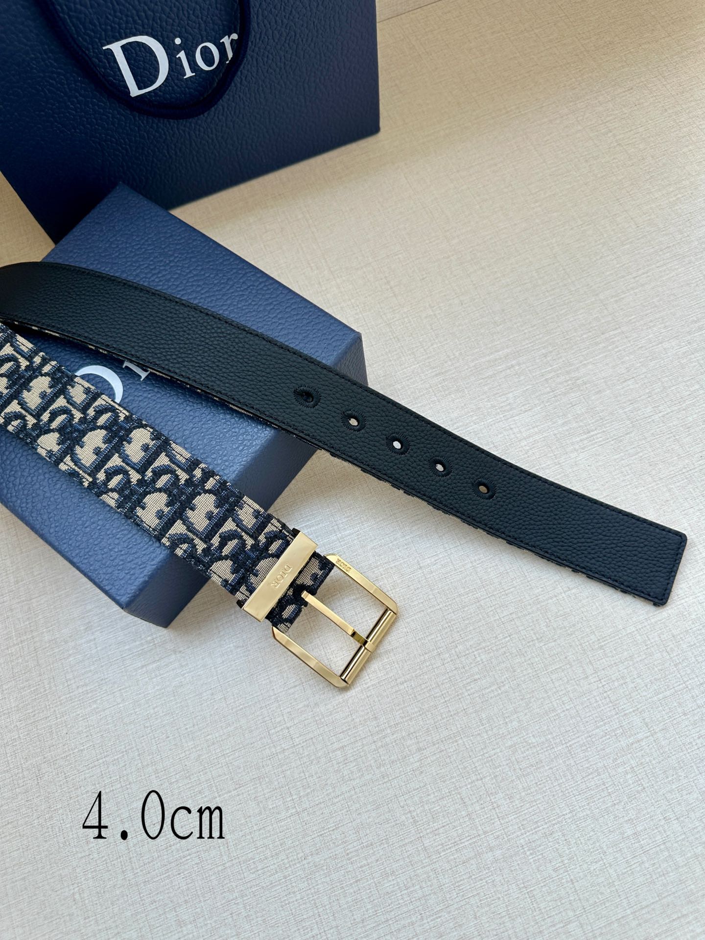  宽度4.0cm 这款腰带采用黑色 Oblique 印花面料精心制作，搭配黑色粒面牛皮革里料，饰以金属覆