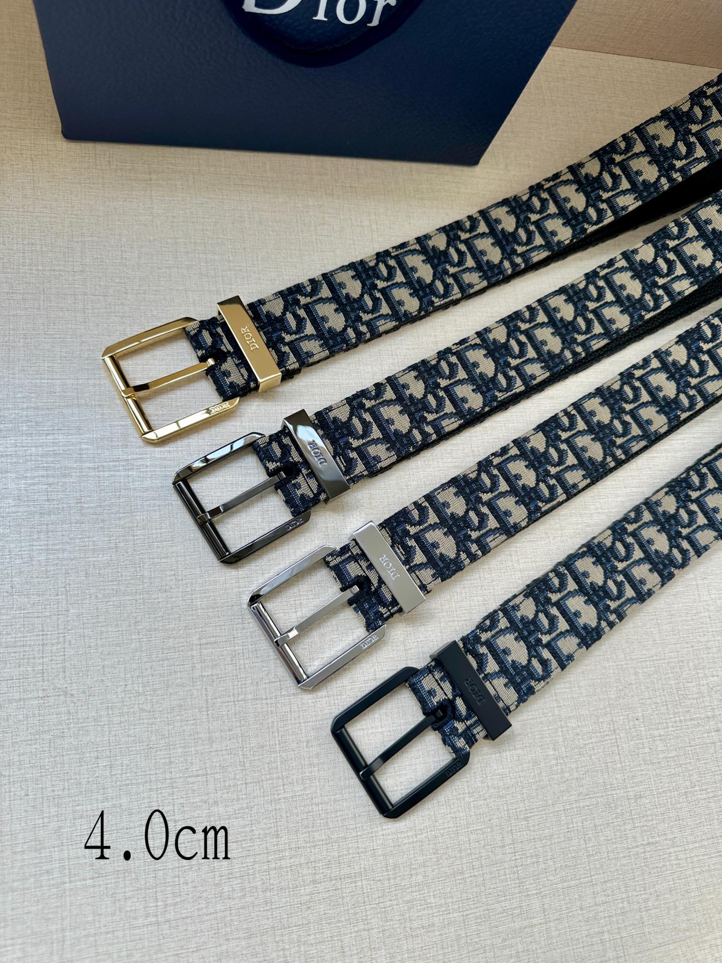  宽度4.0cm 这款腰带采用黑色 Oblique 印花面料精心制作，搭配黑色粒面牛皮革里料，饰以金属覆