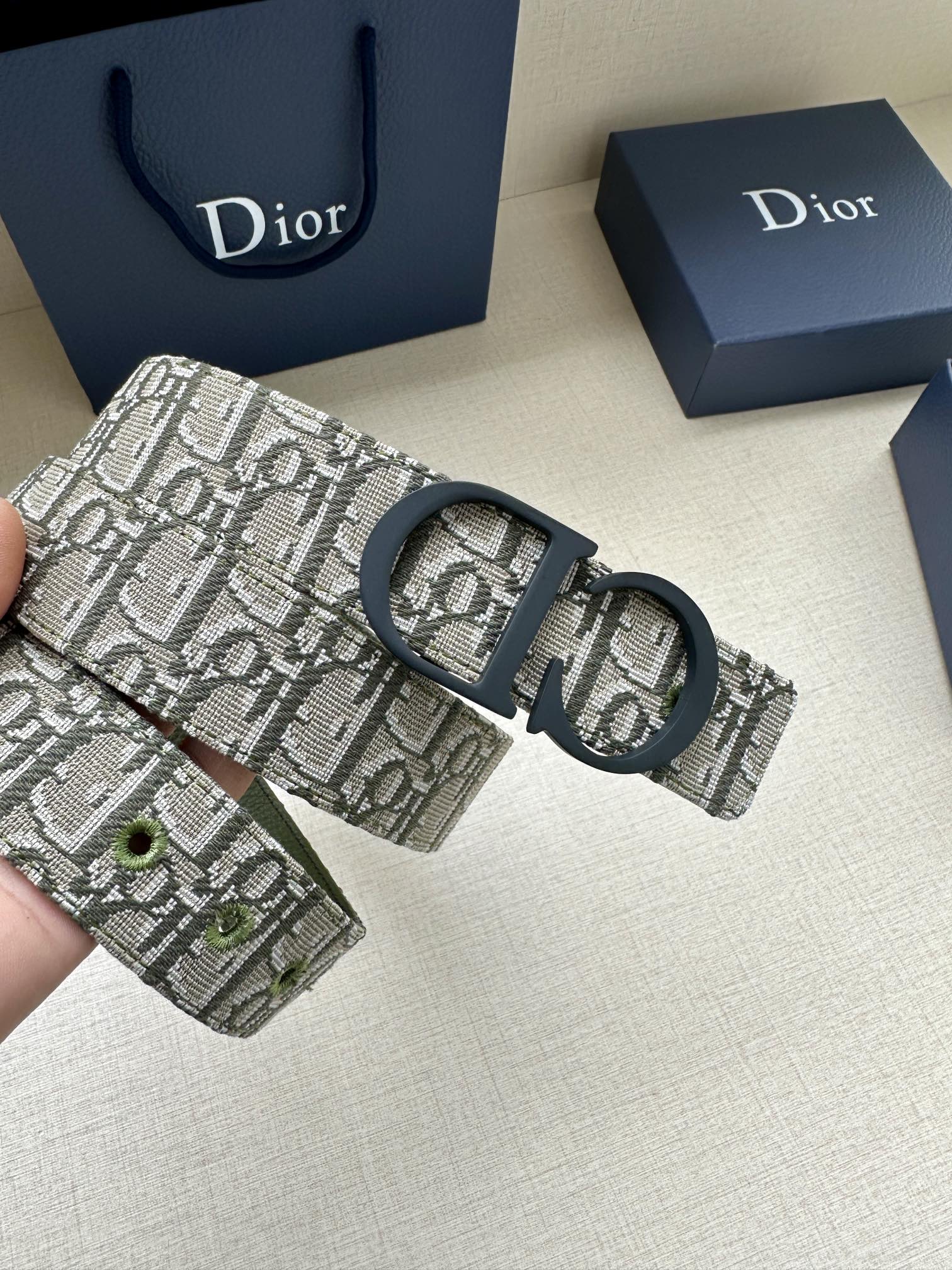 p160 代购正品级🚀迪奥男士腰带 宽度3.5cm 这款 35 毫米双面腰带结合典雅气质与摩登风范。双面设计，一面采用Oblique 印花，另一面采用黑色粒面牛皮革。可搭配各式 35 毫米腰带扣，更添精致，打造富有个性特色的配饰，时尚百搭。