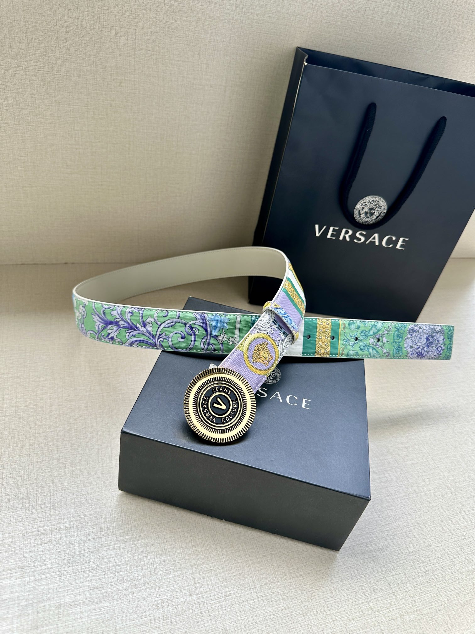 宽度3.8cm VERSACE JEANS COUTURE 牛皮革V-EMBLEM板扣式皮带、饰有La 