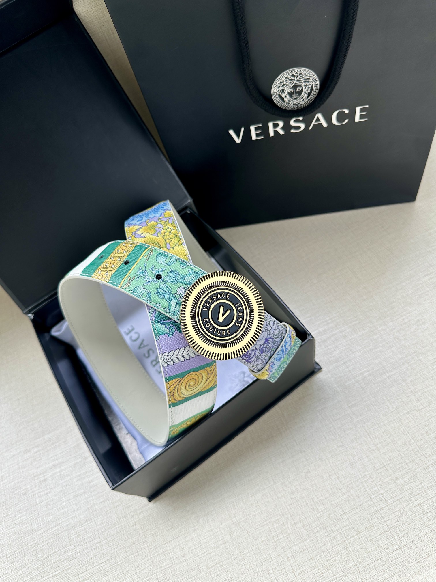 宽度3.8cm VERSACE JEANS COUTURE 牛皮革V-EMBLEM板扣式皮带、饰有La 