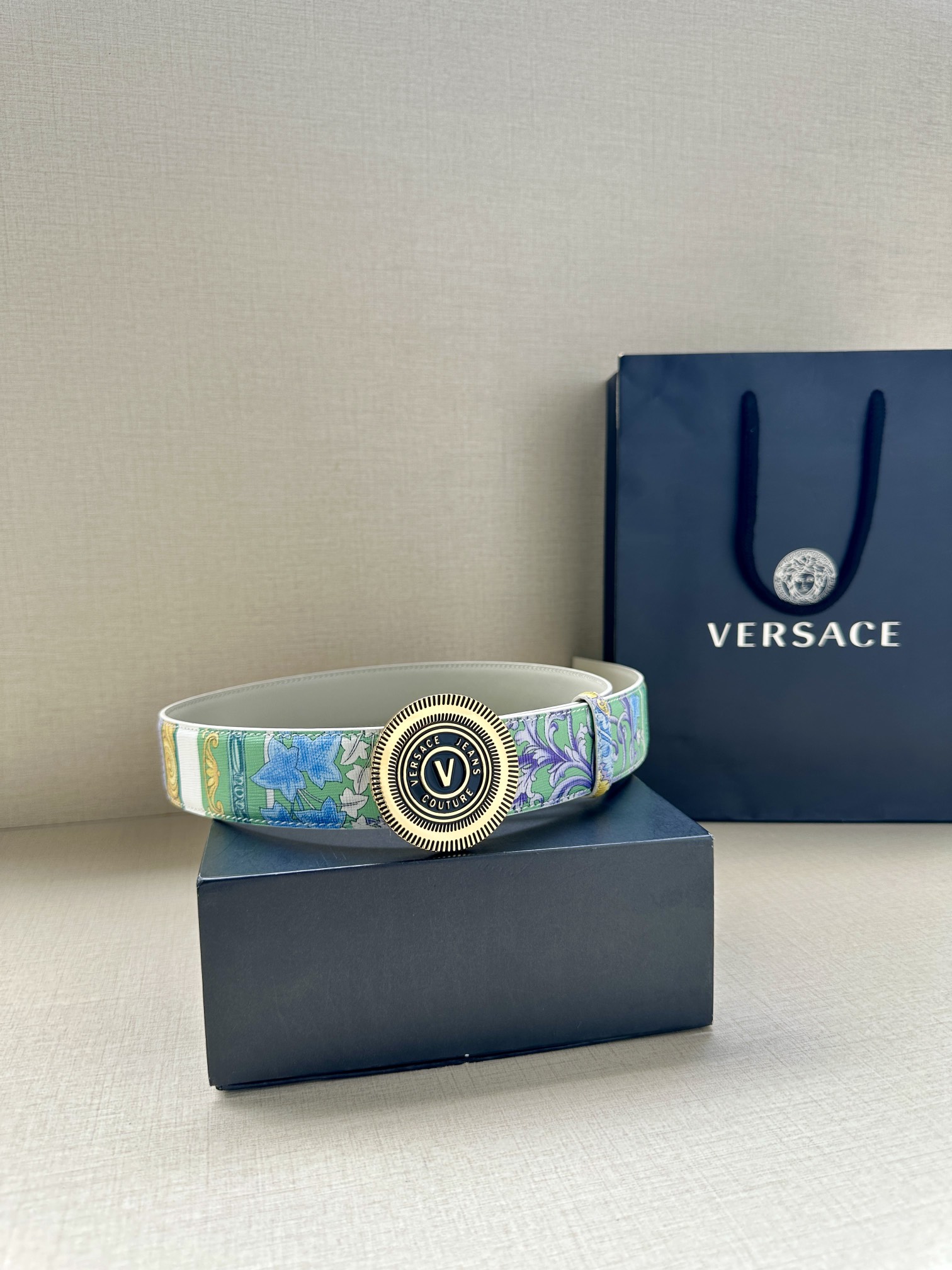 宽度3.8cm VERSACE JEANS COUTURE 牛皮革V-EMBLEM板扣式皮带、饰有La 