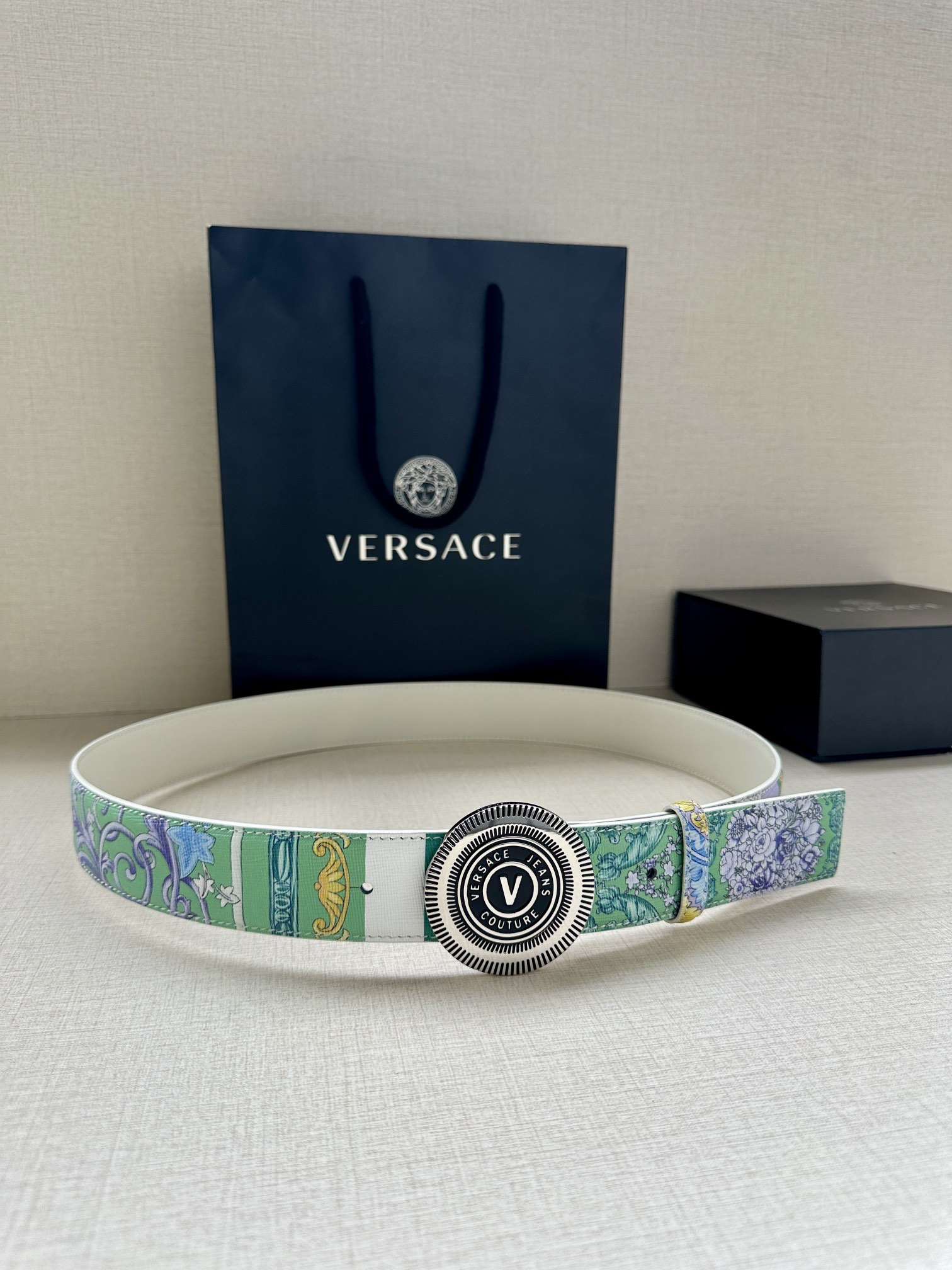 宽度3.8cm VERSACE JEANS COUTURE 牛皮革V-EMBLEM板扣式皮带、饰有La 