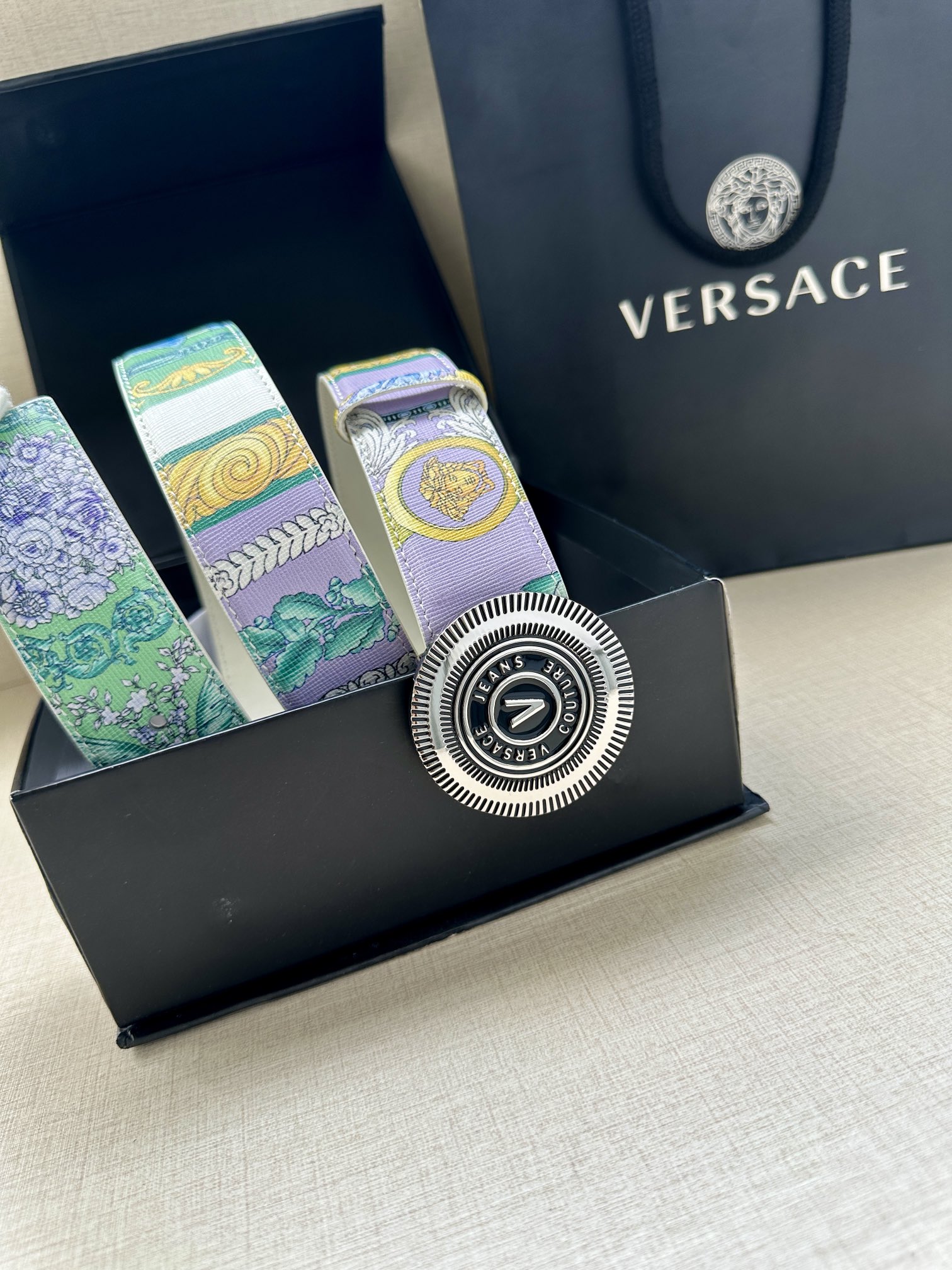 宽度3.8cm VERSACE JEANS COUTURE 牛皮革V-EMBLEM板扣式皮带、饰有La 