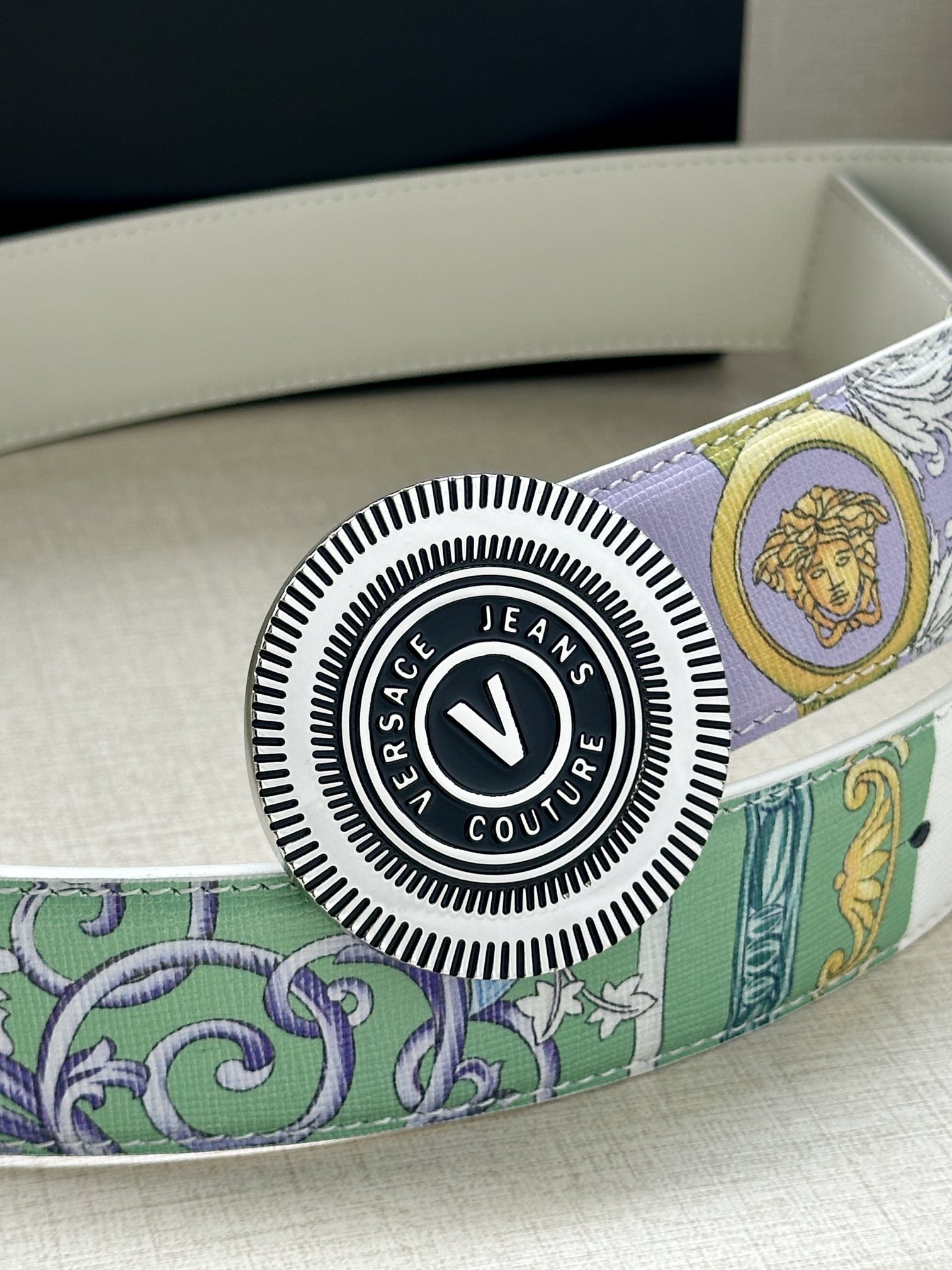 宽度3.8cm VERSACE JEANS COUTURE 牛皮革V-EMBLEM板扣式皮带、饰有La 