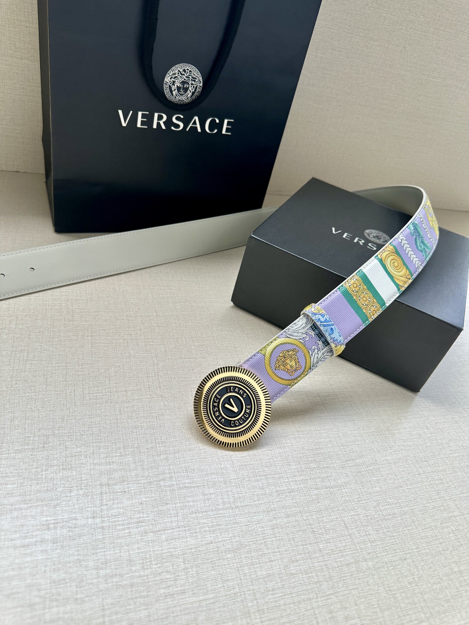 宽度3.8cm VERSACE JEANS COUTURE 牛皮革V-EMBLEM板扣式皮带、饰有La 