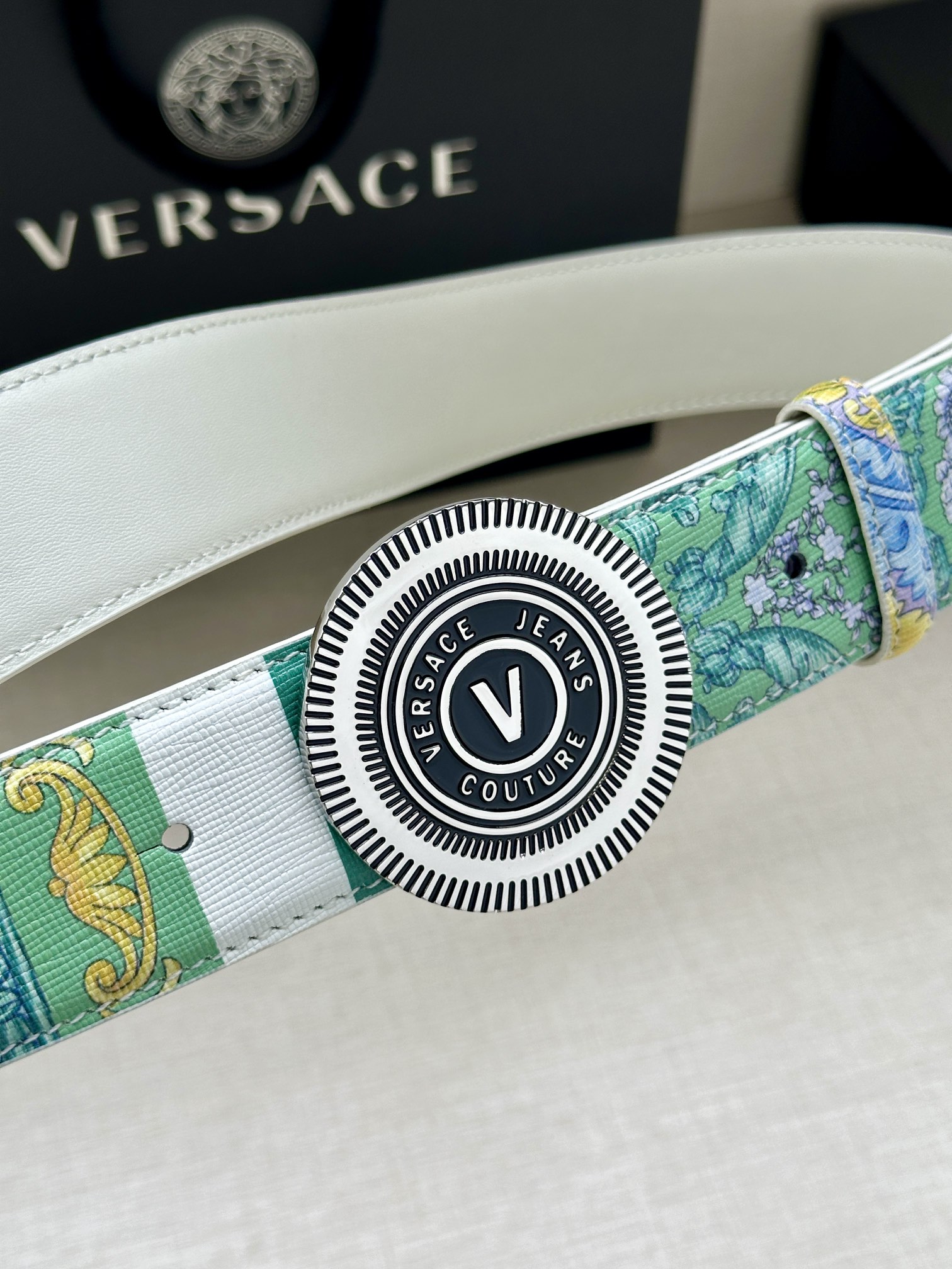 宽度3.8cm VERSACE JEANS COUTURE 牛皮革V-EMBLEM板扣式皮带、饰有La 