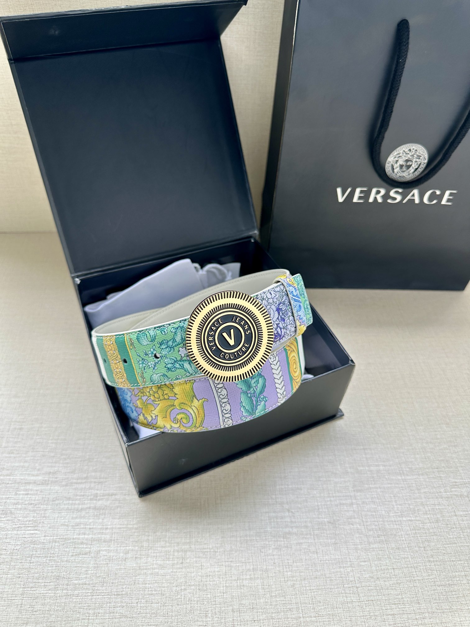 宽度3.8cm VERSACE JEANS COUTURE 牛皮革V-EMBLEM板扣式皮带、饰有La 
