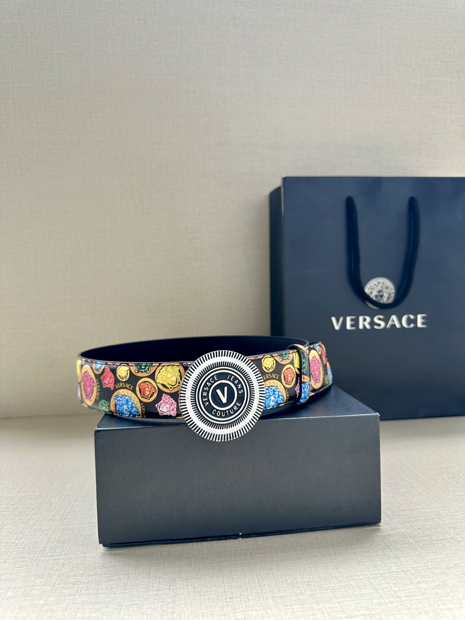 宽度3.8cm VERSACE JEANS COUTURE 牛皮革V-EMBLEM板扣式皮带、饰有La 