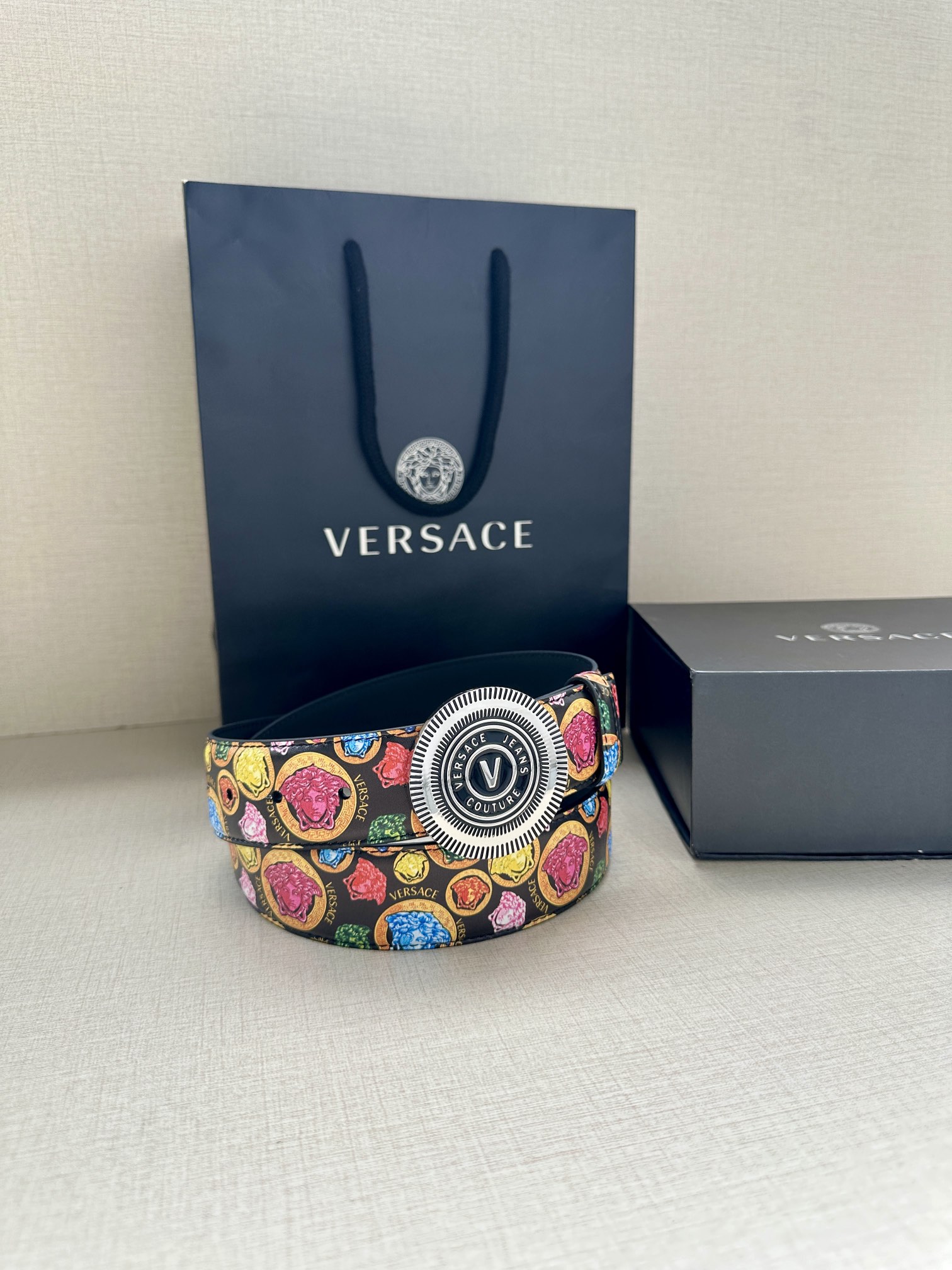 宽度3.8cm VERSACE JEANS COUTURE 牛皮革V-EMBLEM板扣式皮带、饰有La 
