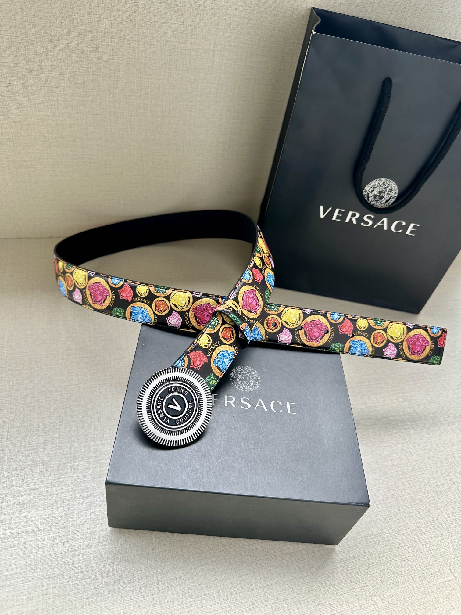 宽度3.8cm VERSACE JEANS COUTURE 牛皮革V-EMBLEM板扣式皮带、饰有La 