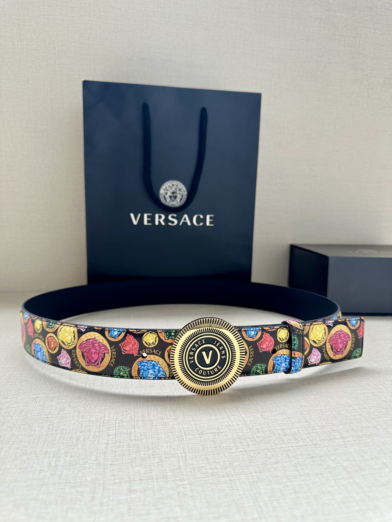 宽度3.8cm VERSACE JEANS COUTURE 牛皮革V-EMBLEM板扣式皮带、饰有La 