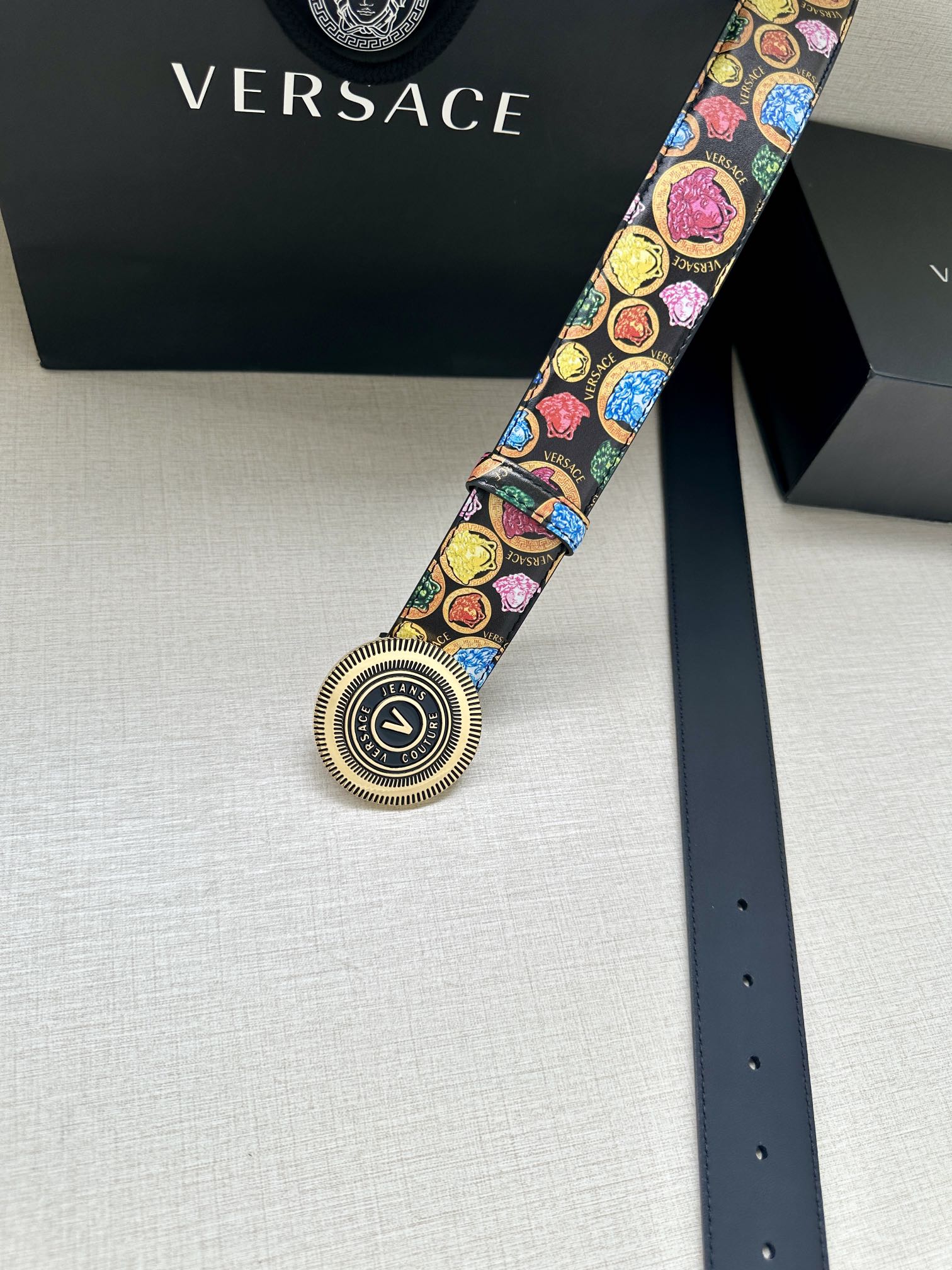 宽度3.8cm VERSACE JEANS COUTURE 牛皮革V-EMBLEM板扣式皮带、饰有La 