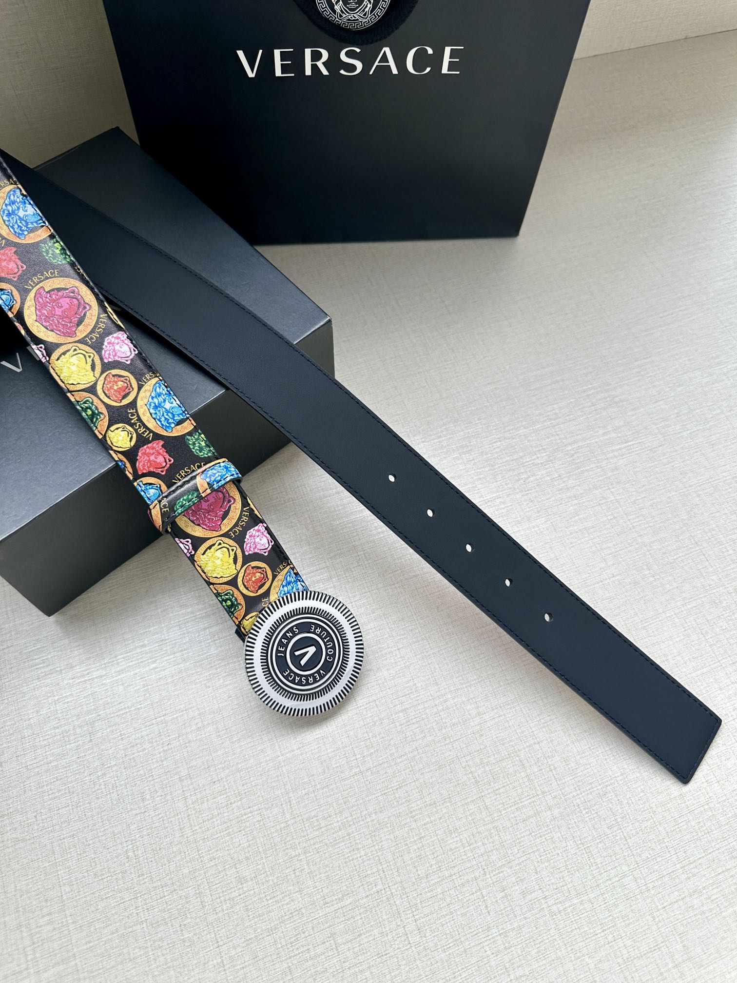 宽度3.8cm VERSACE JEANS COUTURE 牛皮革V-EMBLEM板扣式皮带、饰有La 