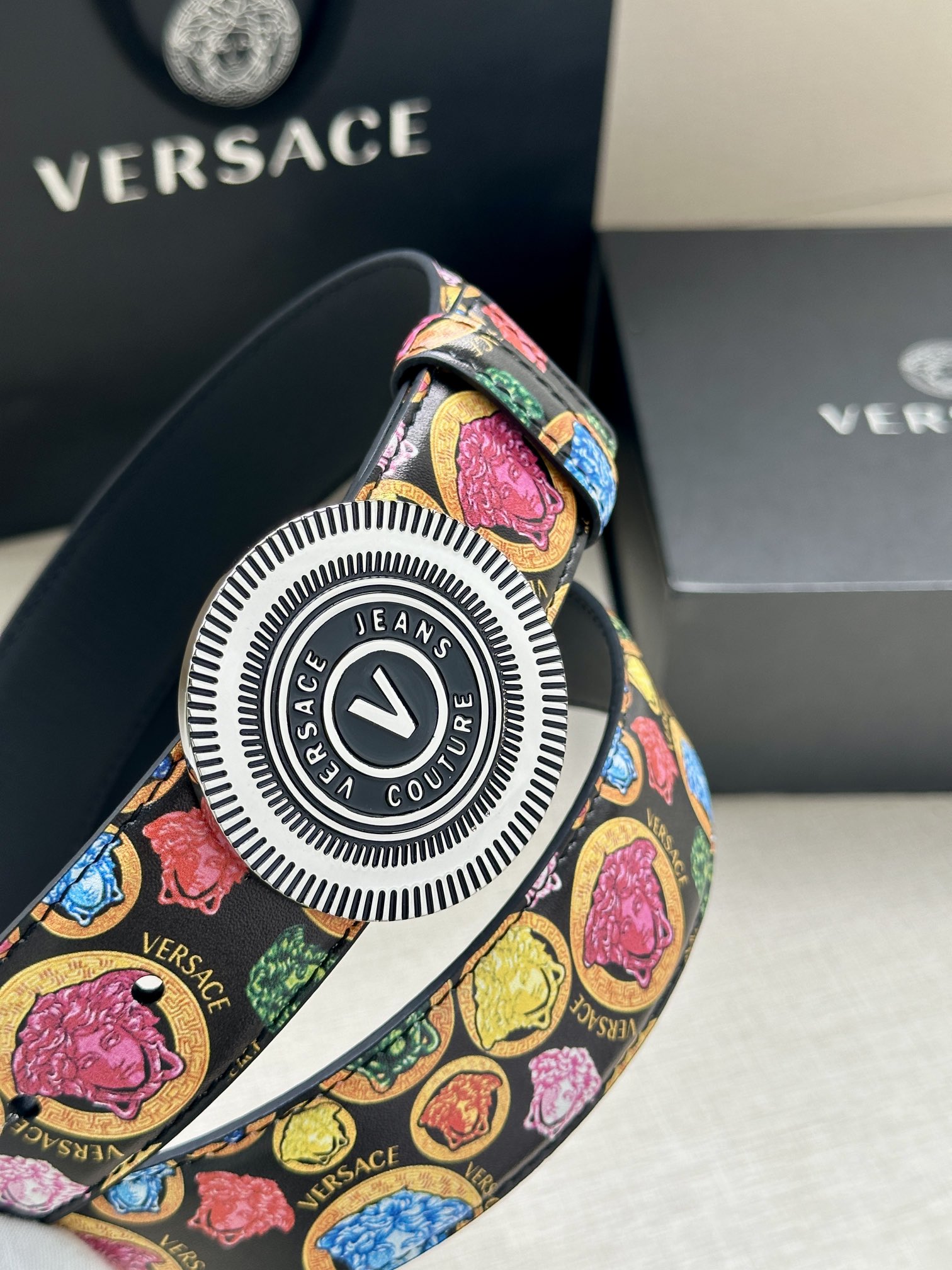 宽度3.8cm VERSACE JEANS COUTURE 牛皮革V-EMBLEM板扣式皮带、饰有La 