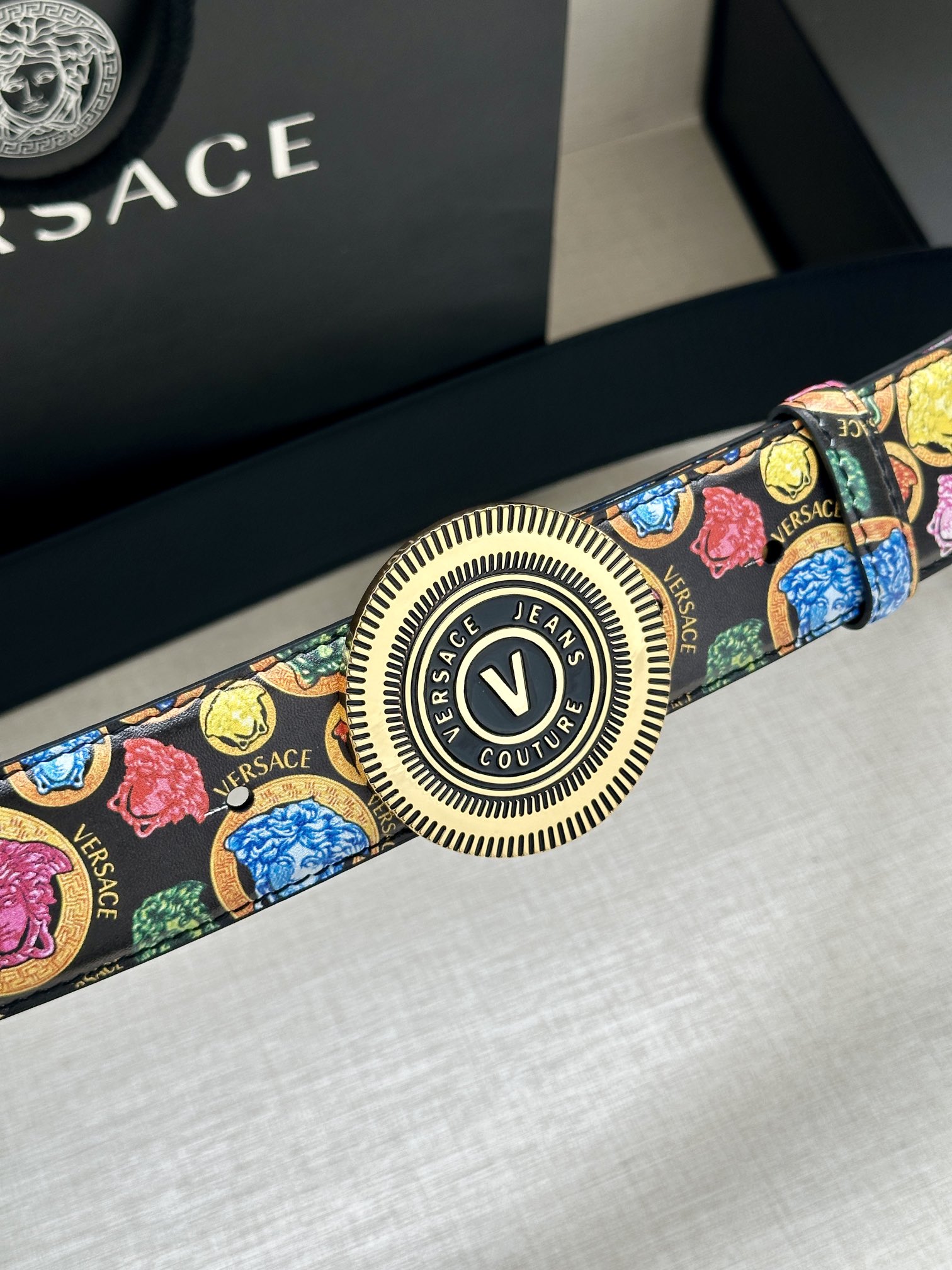 宽度3.8cm VERSACE JEANS COUTURE 牛皮革V-EMBLEM板扣式皮带、饰有La 