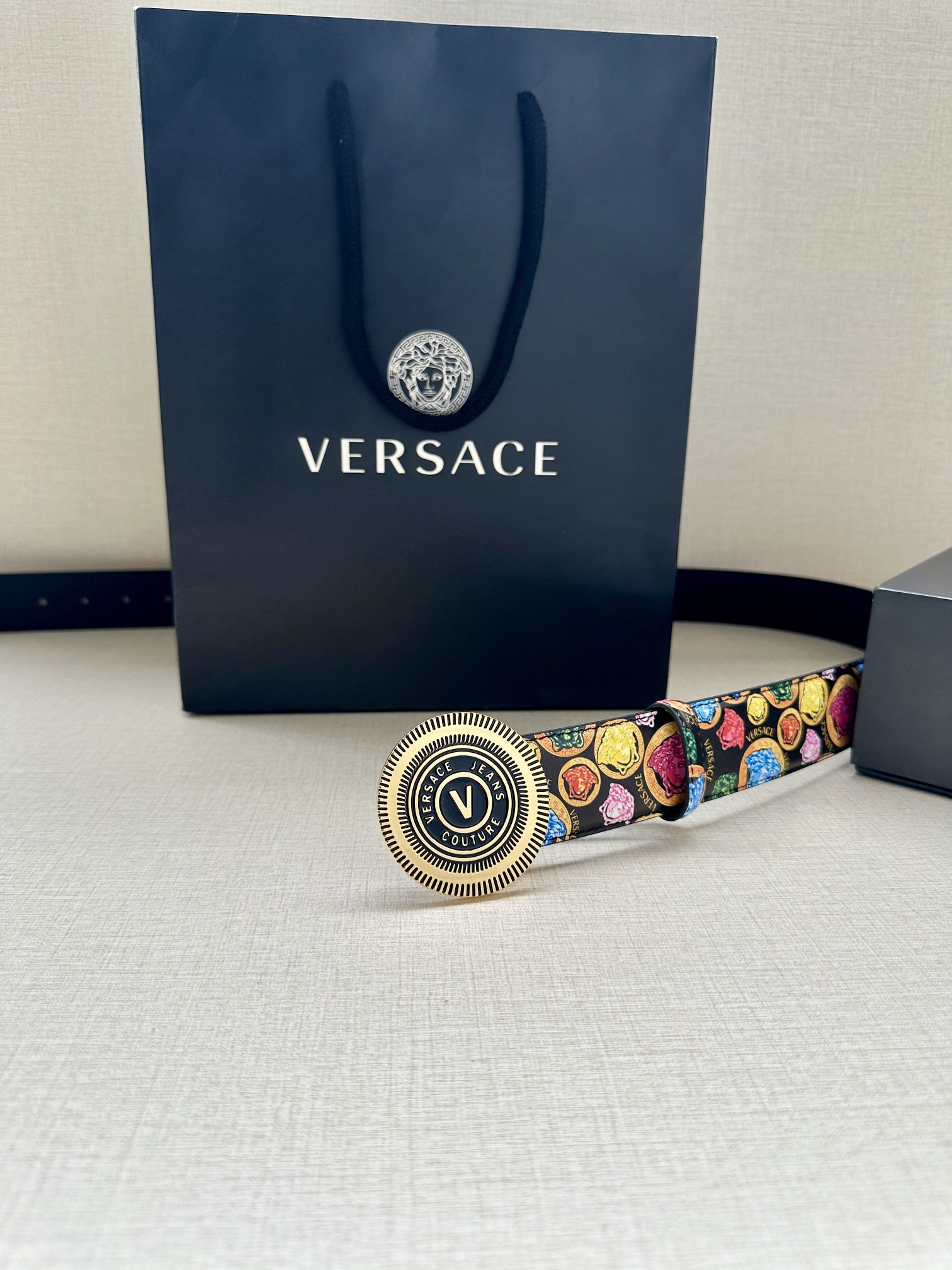 宽度3.8cm VERSACE JEANS COUTURE 牛皮革V-EMBLEM板扣式皮带、饰有La 