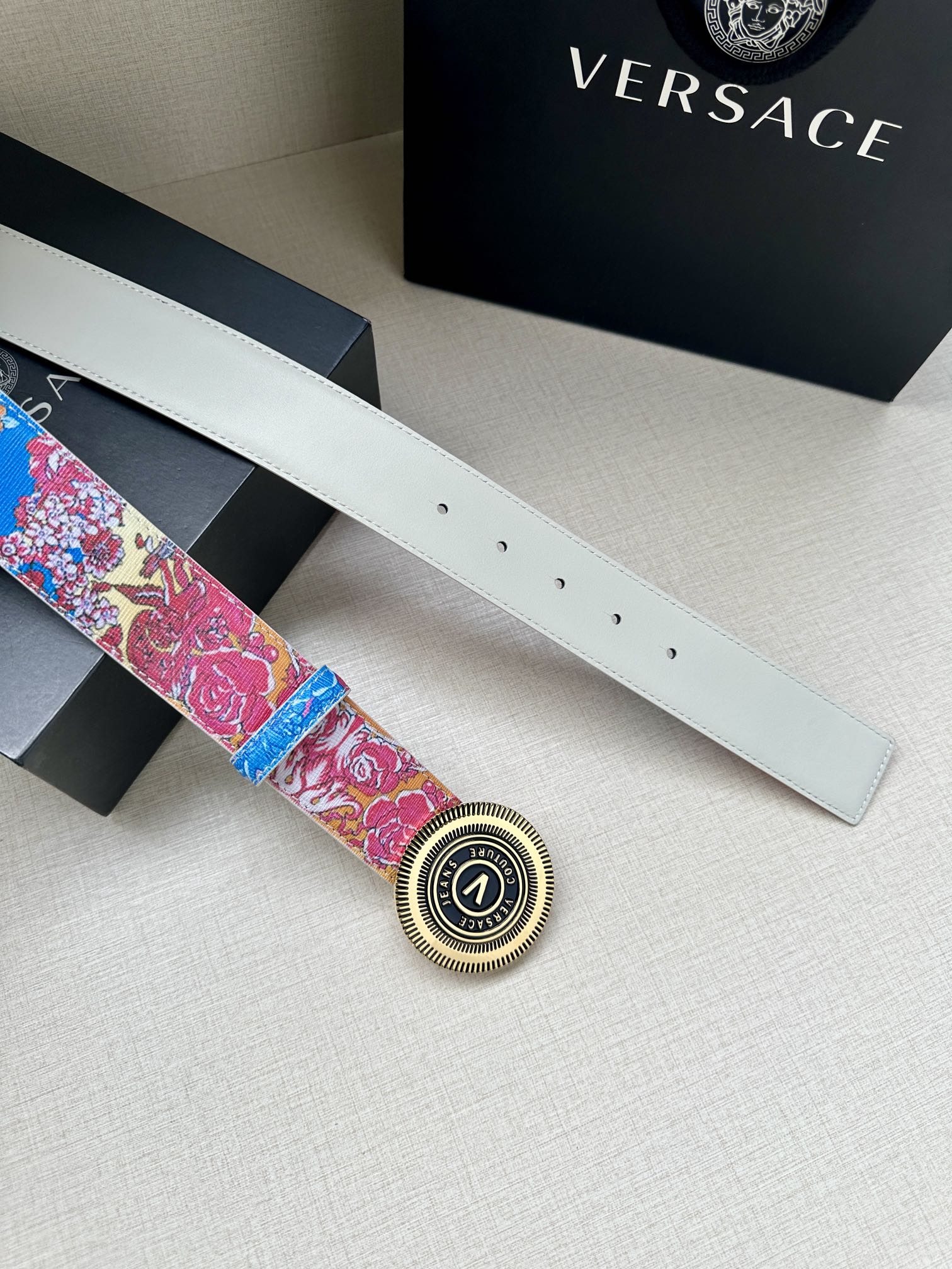 宽度3.8cm VERSACE JEANS COUTURE 牛皮革V-EMBLEM板扣式皮带、饰有La 