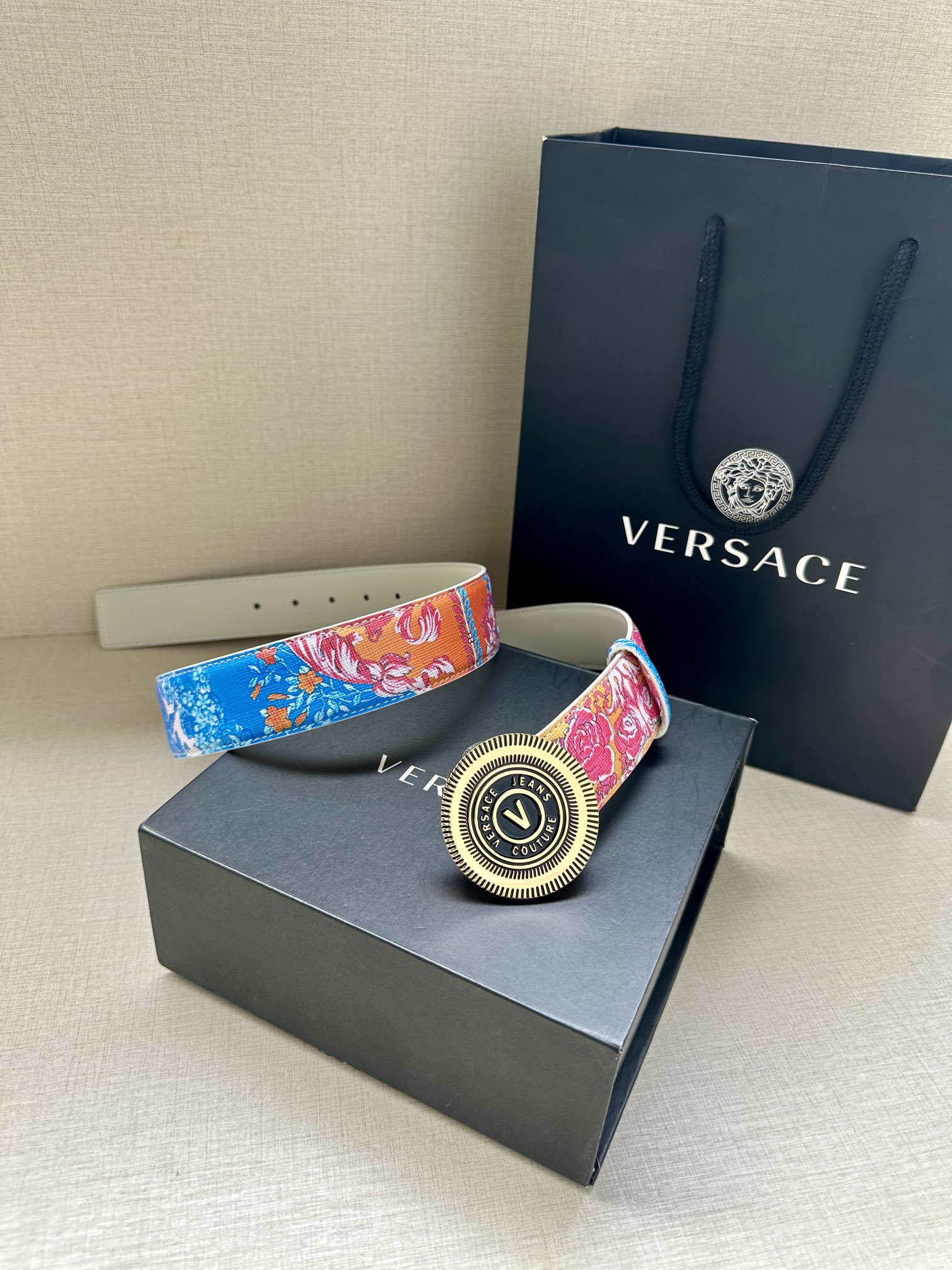 宽度3.8cm VERSACE JEANS COUTURE 牛皮革V-EMBLEM板扣式皮带、饰有La 