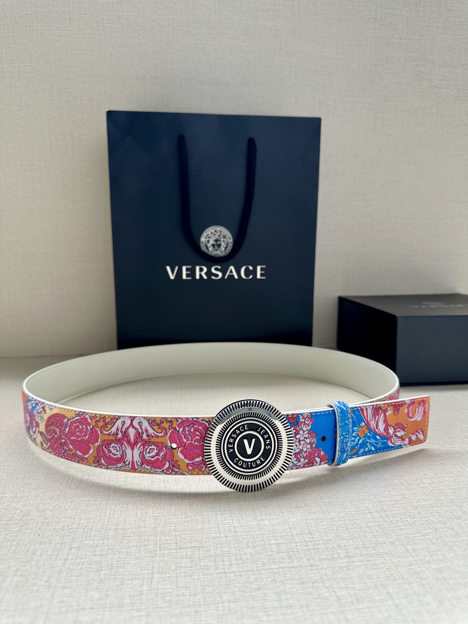宽度3.8cm VERSACE JEANS COUTURE 牛皮革V-EMBLEM板扣式皮带、饰有La 